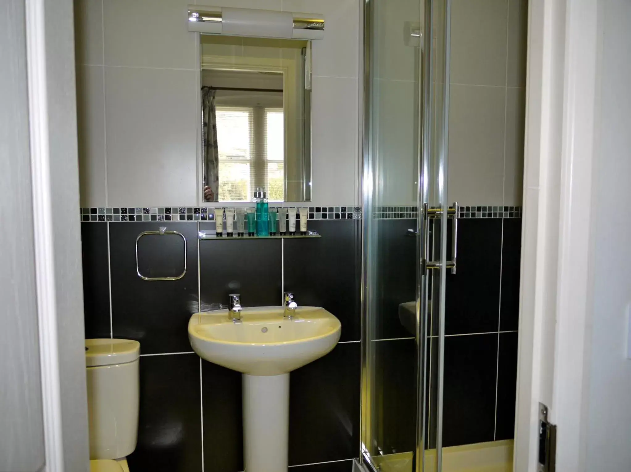 Shower, Bathroom in The Pilot Boat Inn, Isle of Wight