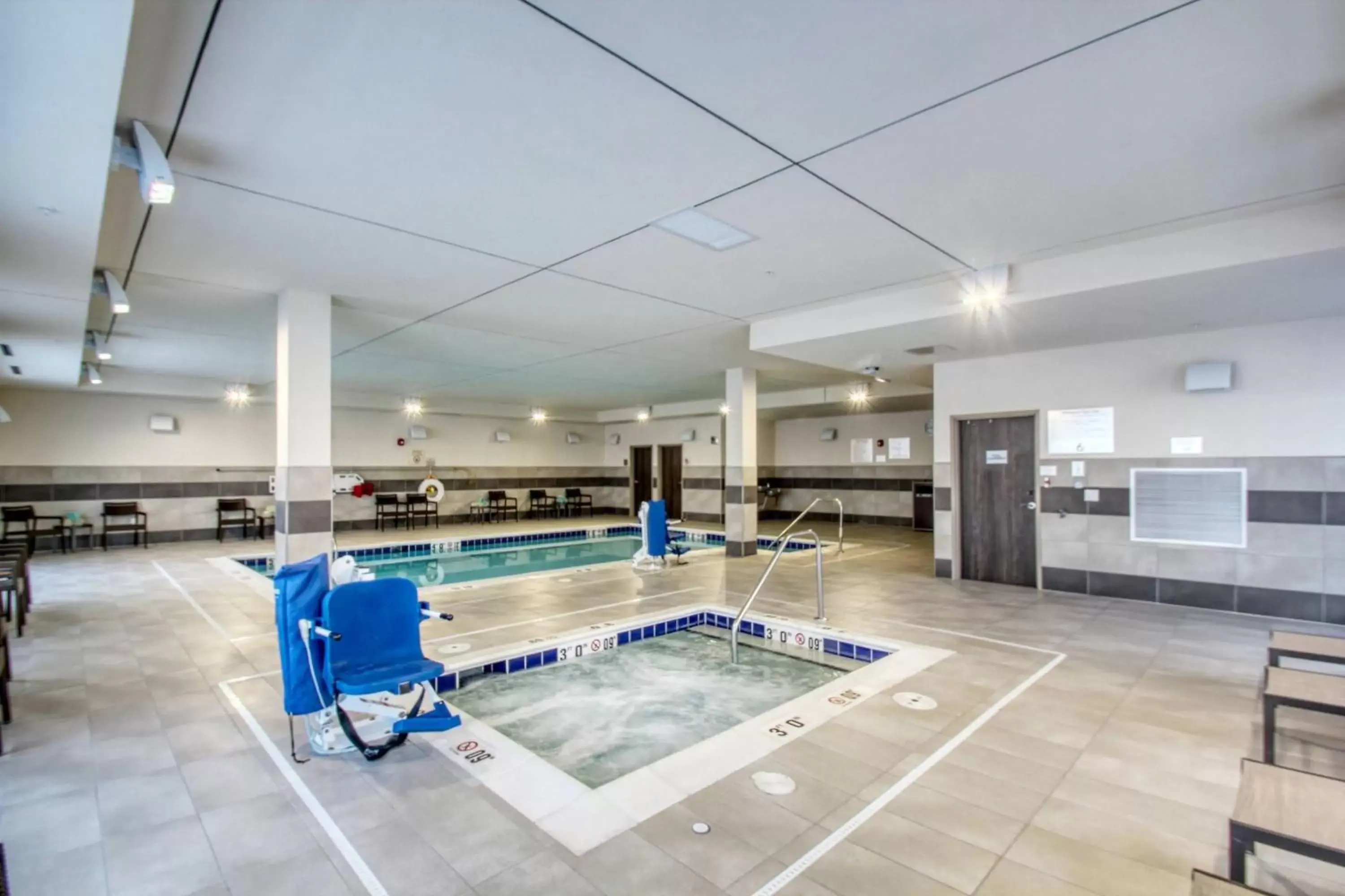 Swimming pool in Courtyard by Marriott Fargo