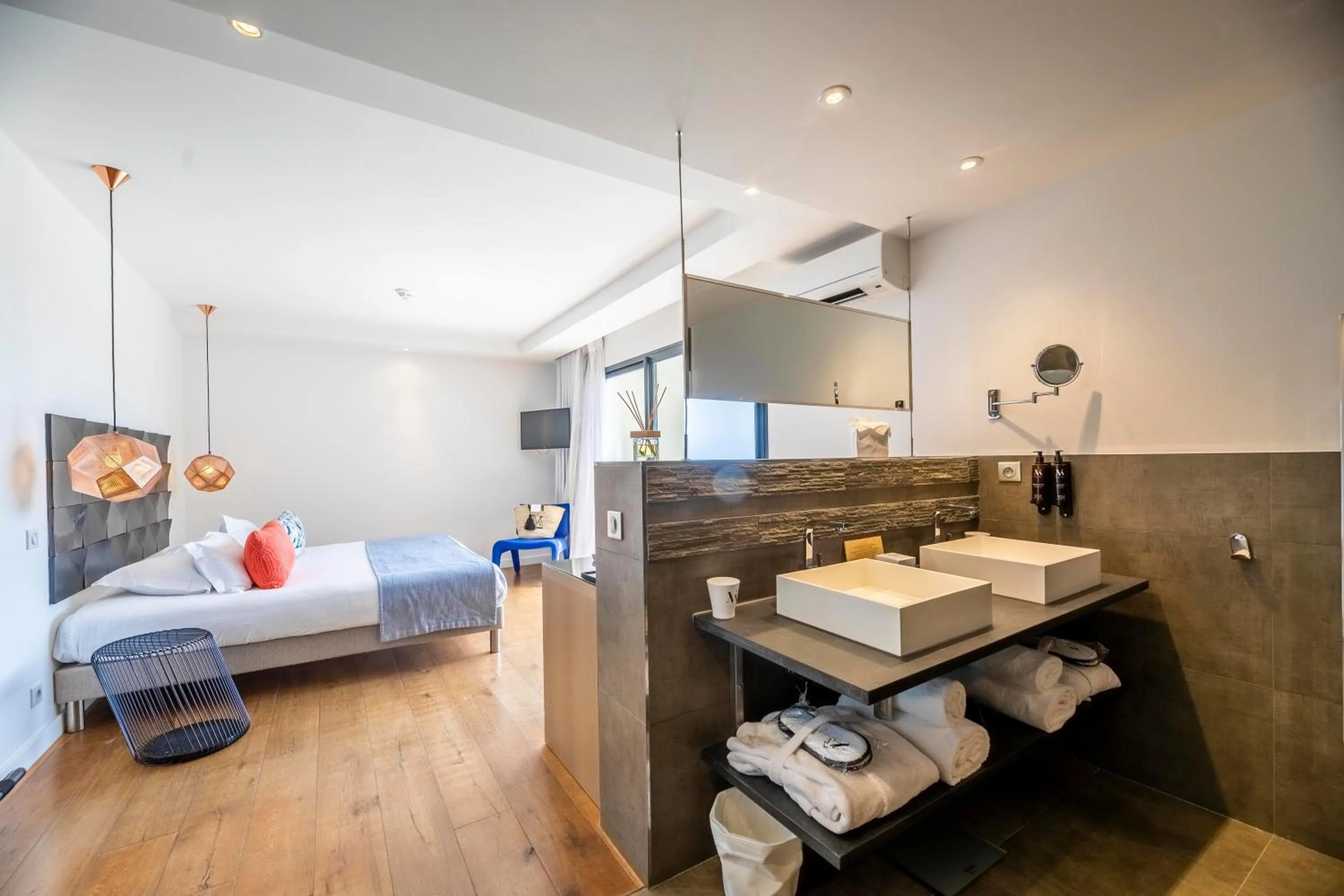 Bathroom, Bed in Hôtel Version Maquis Santa Manza