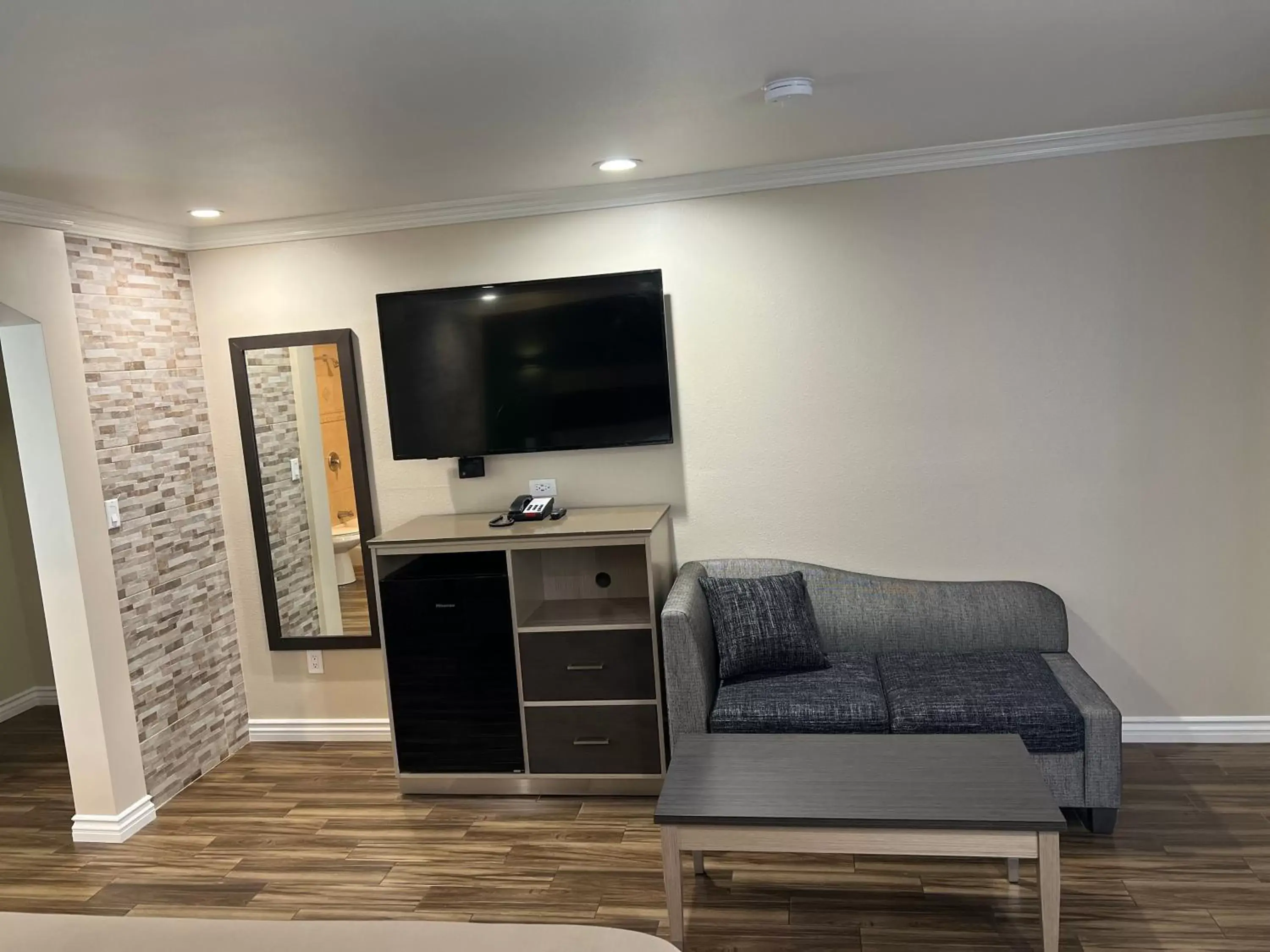 Seating area, TV/Entertainment Center in Walnut Inn & Suites West Covina