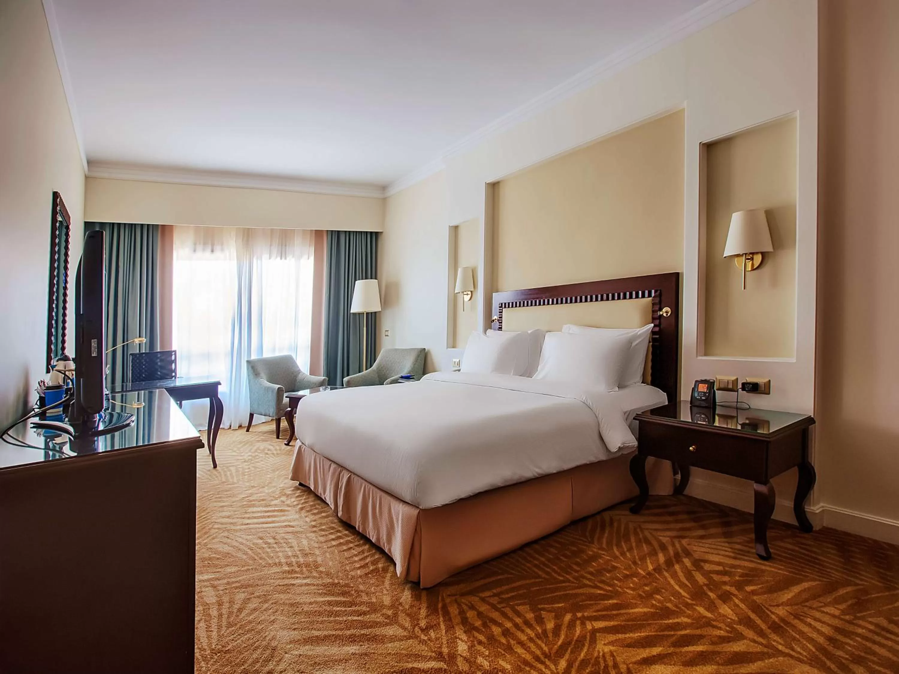 Bed in Hilton Alexandria Green Plaza