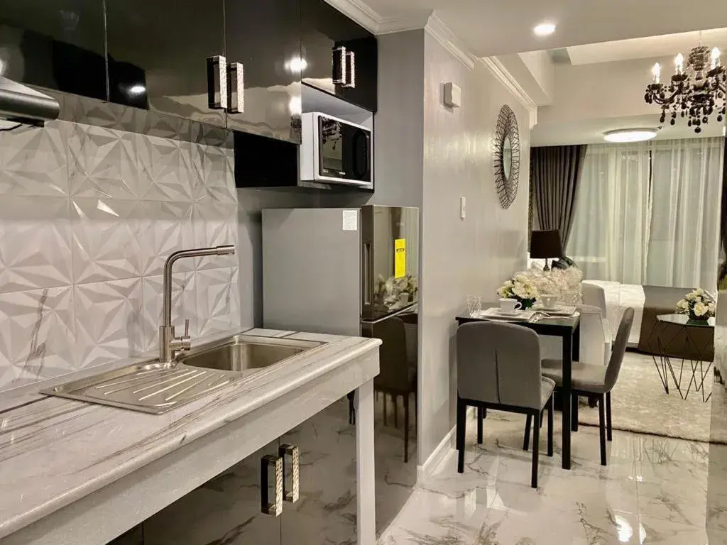 Dining area, Kitchen/Kitchenette in Mpt Suites