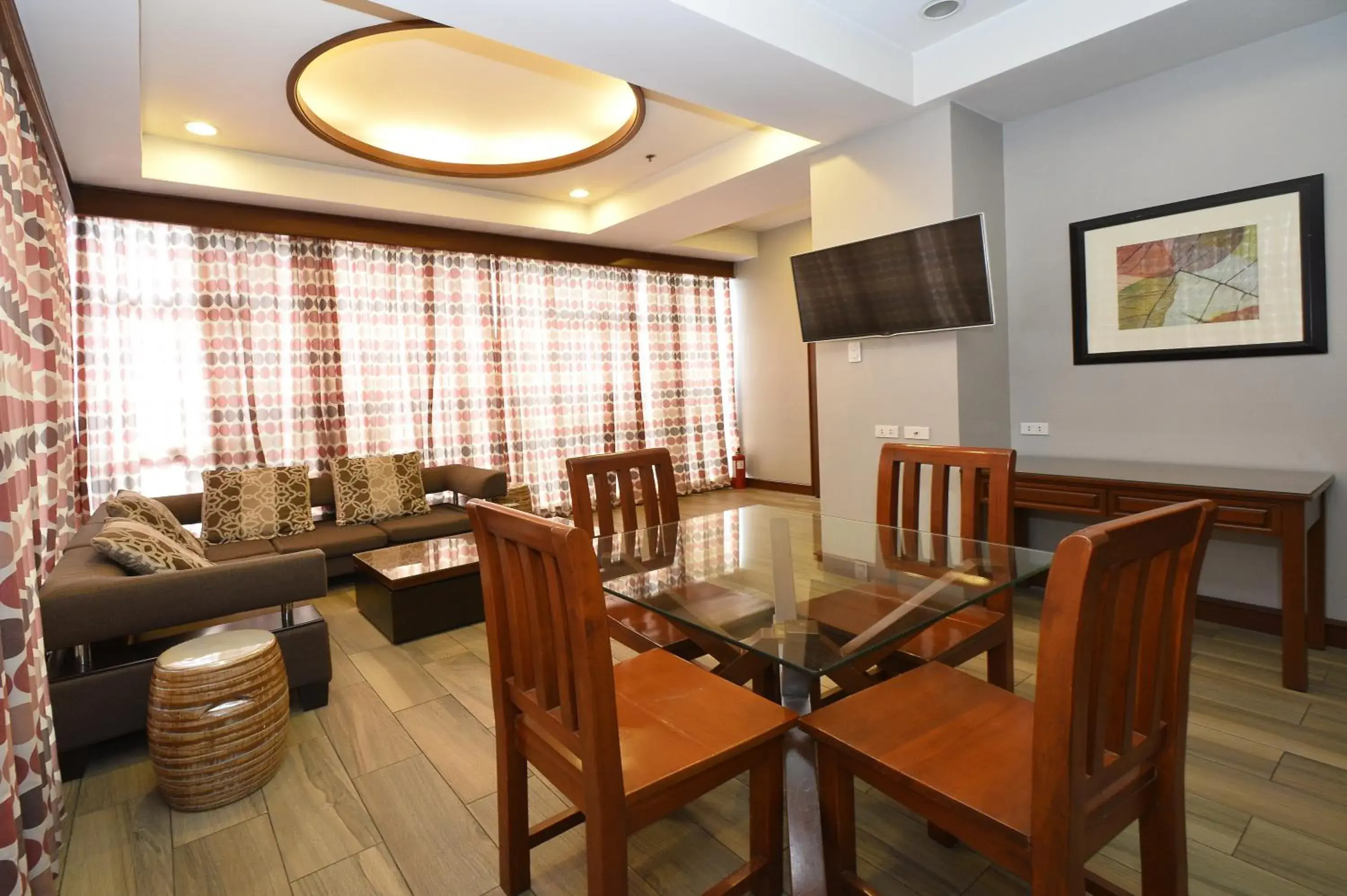 Dining area, Restaurant/Places to Eat in Paragon Hotel And Suites