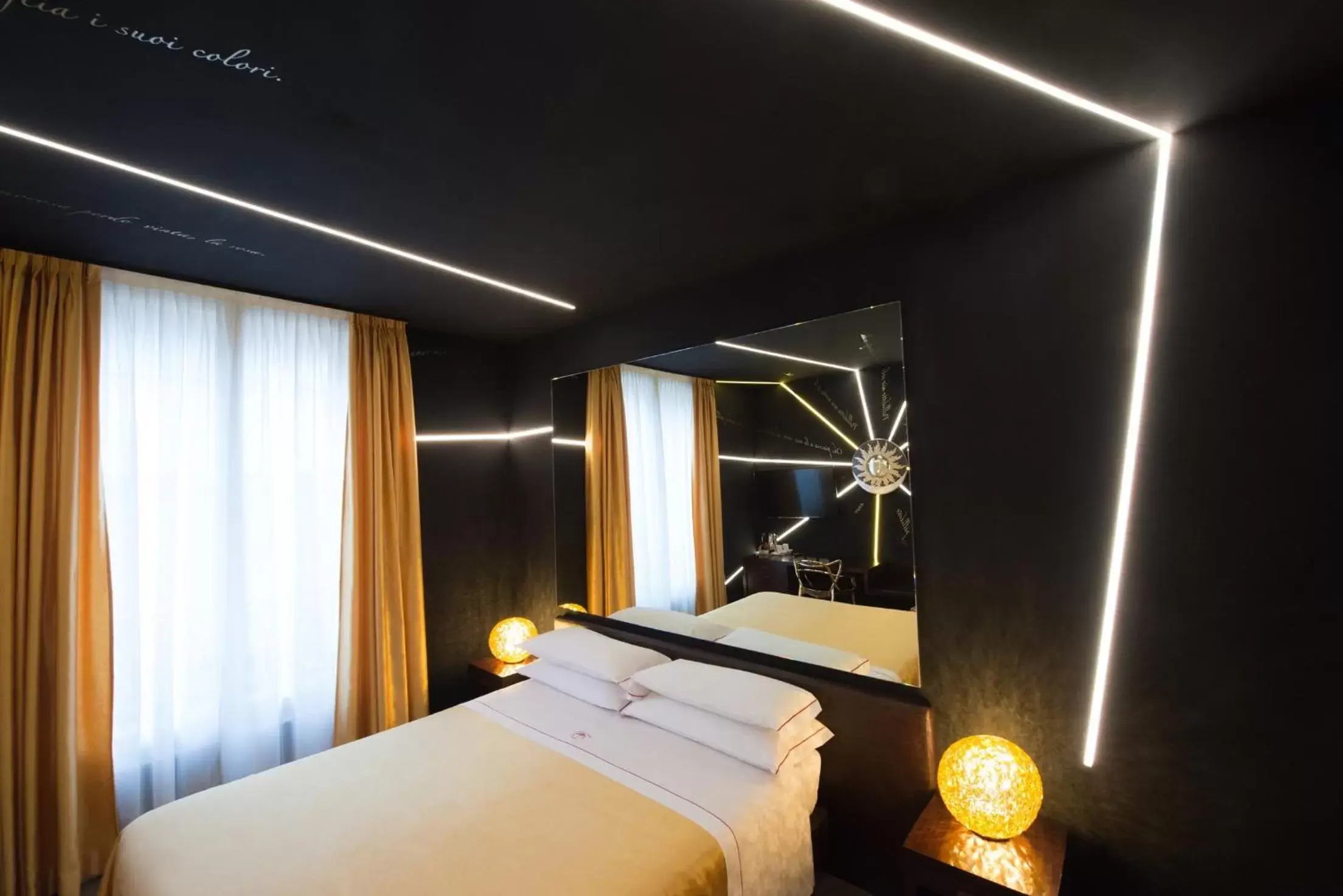 Bedroom, Bed in PHI HOTEL BOLOGNA "Al Cappello Rosso"