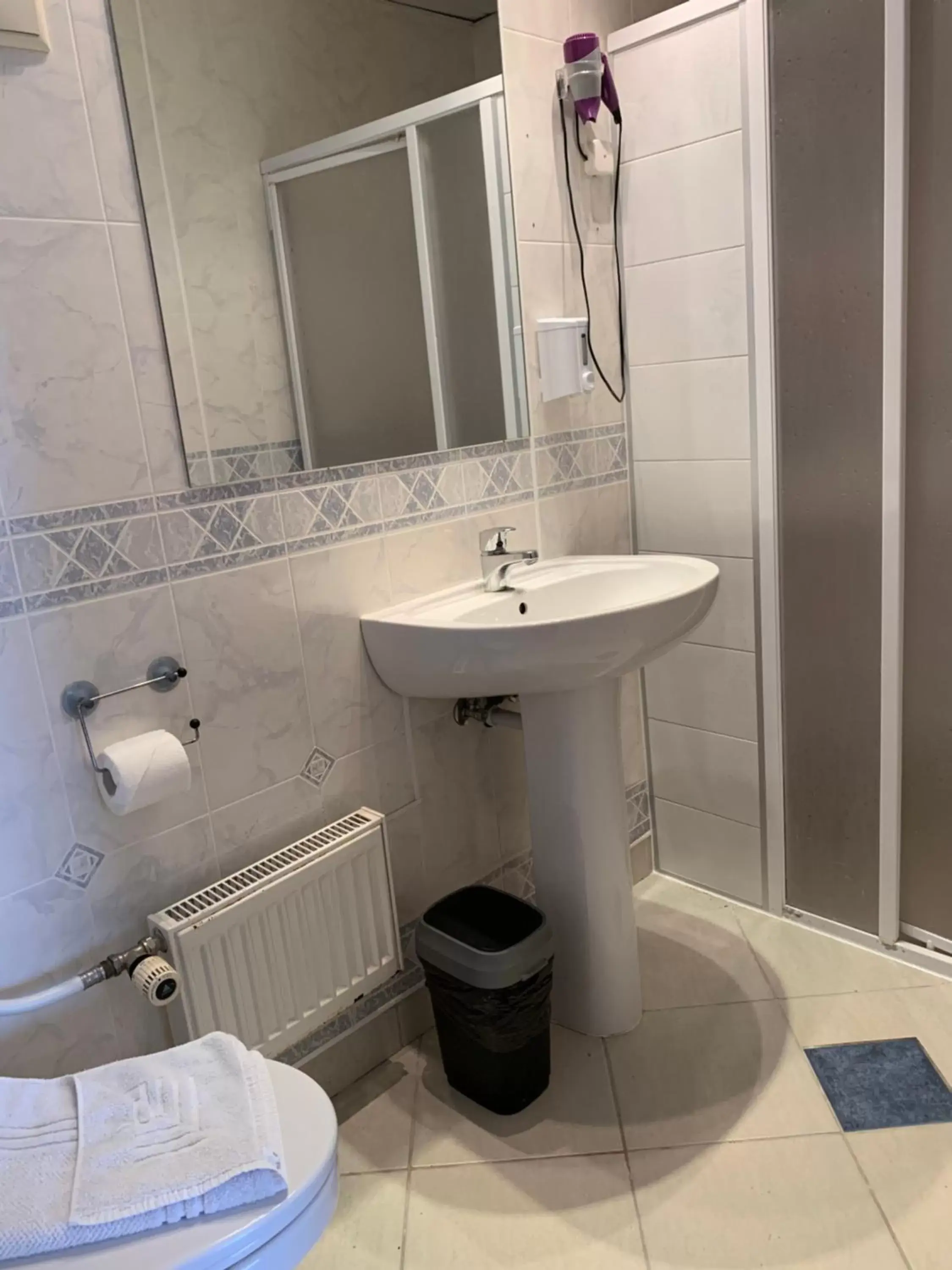 Bathroom in NB Hotel with Free Parking