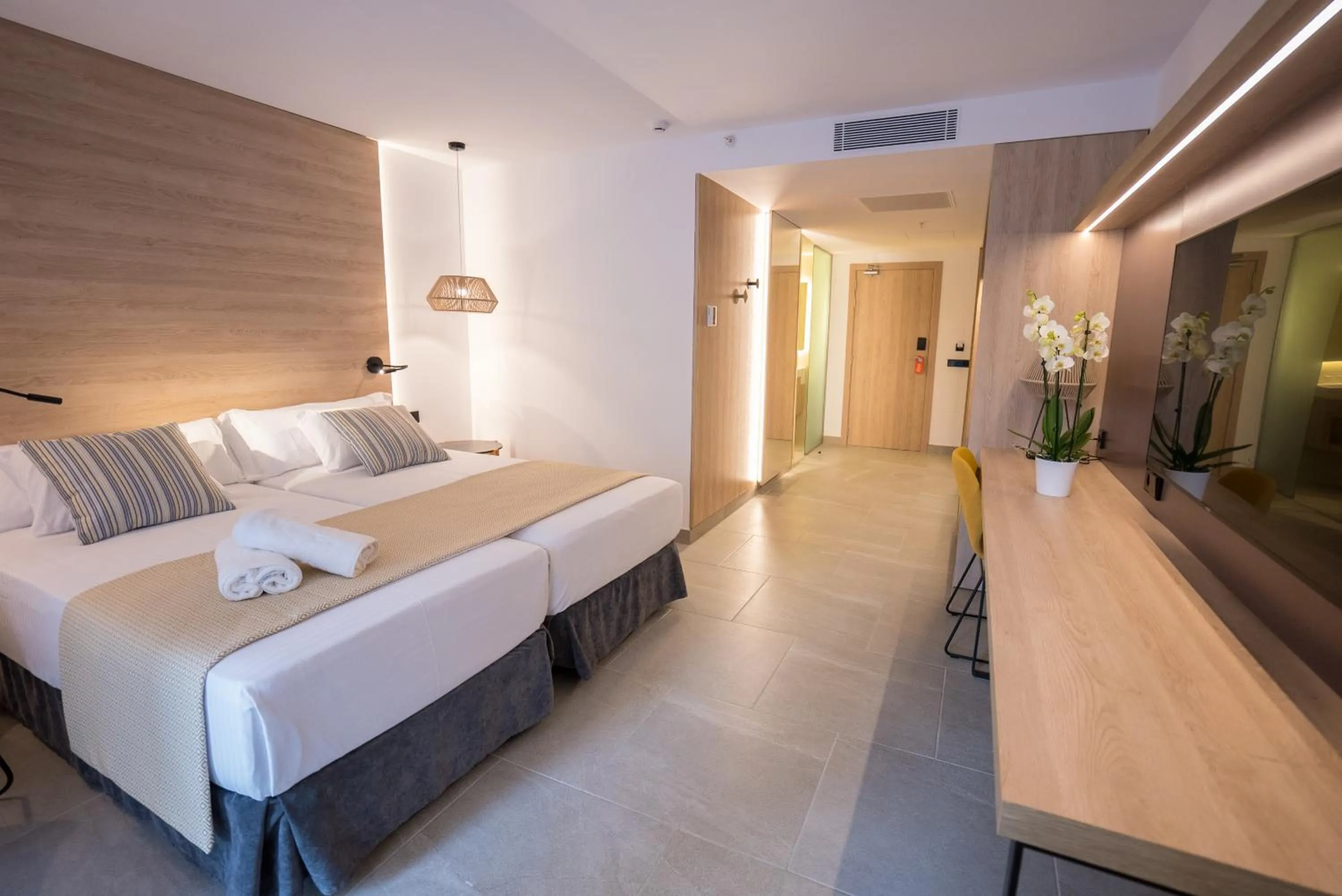 Photo of the whole room, Bed in Hotel Morlans Suites - Adults Only