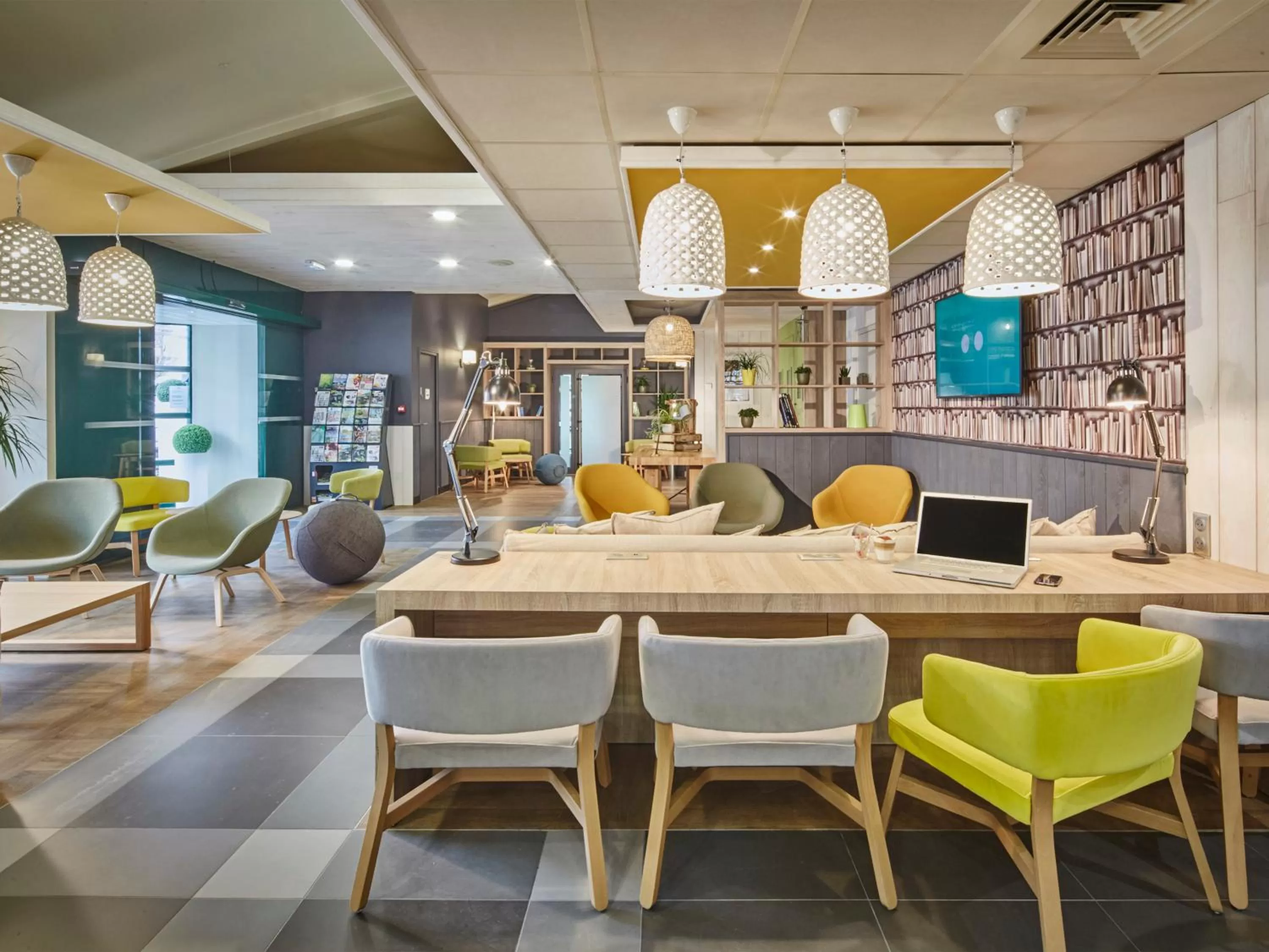 Lobby or reception in Campanile Poitiers - Site du Futuroscope