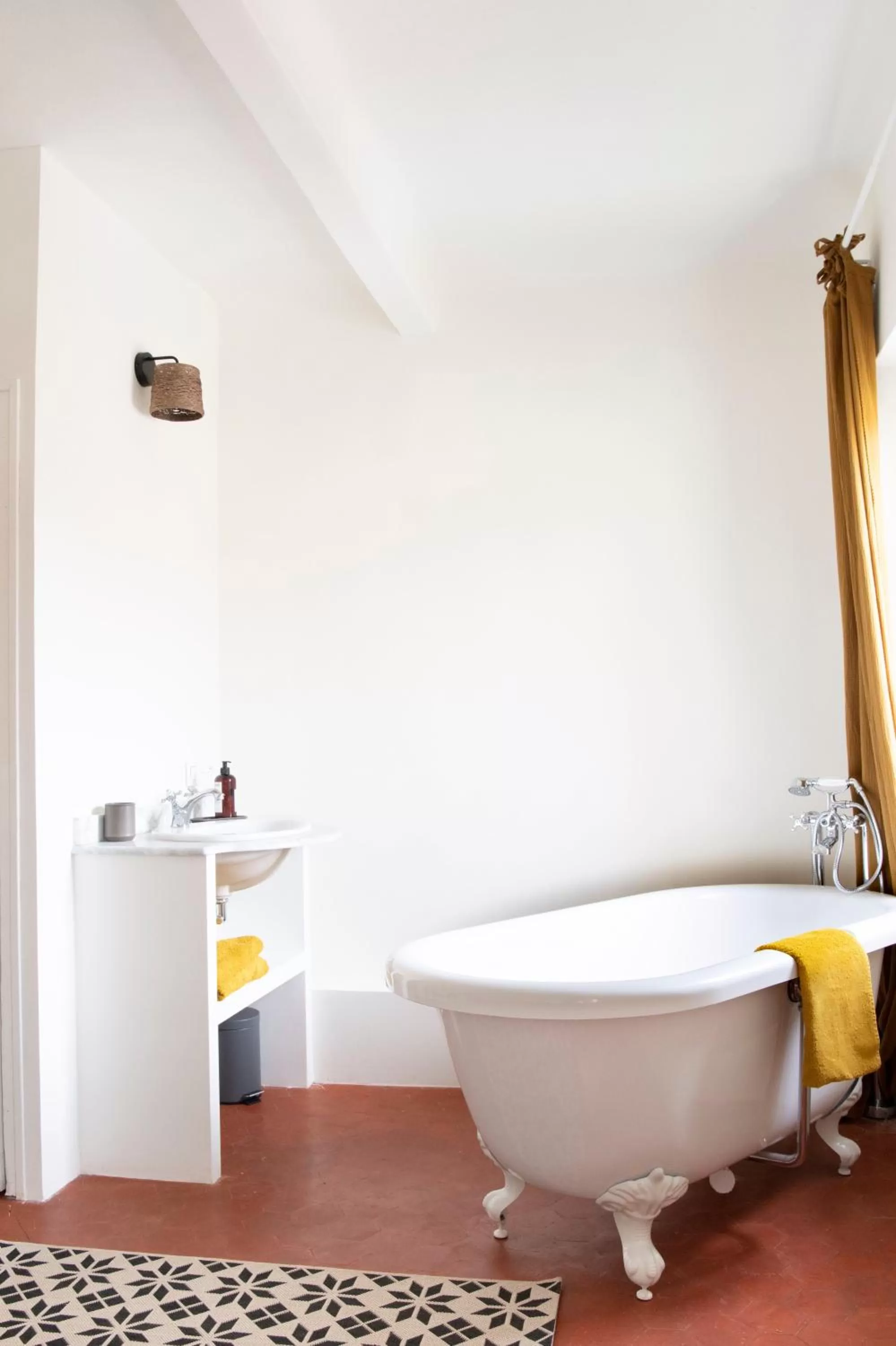 Bathroom, Bed in Maison Sumiane