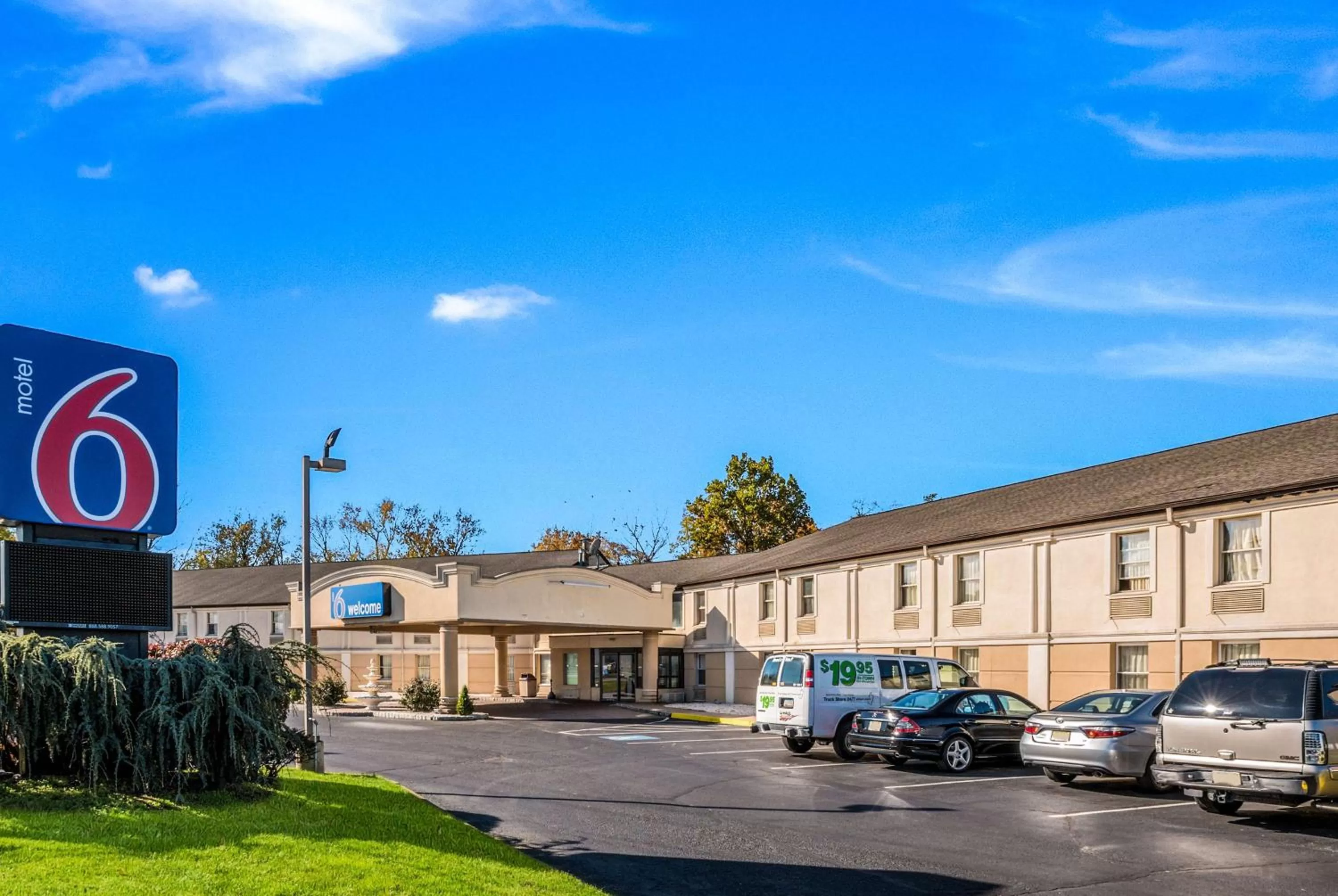 Property building in Motel 6-Levittown, PA - Bensalem