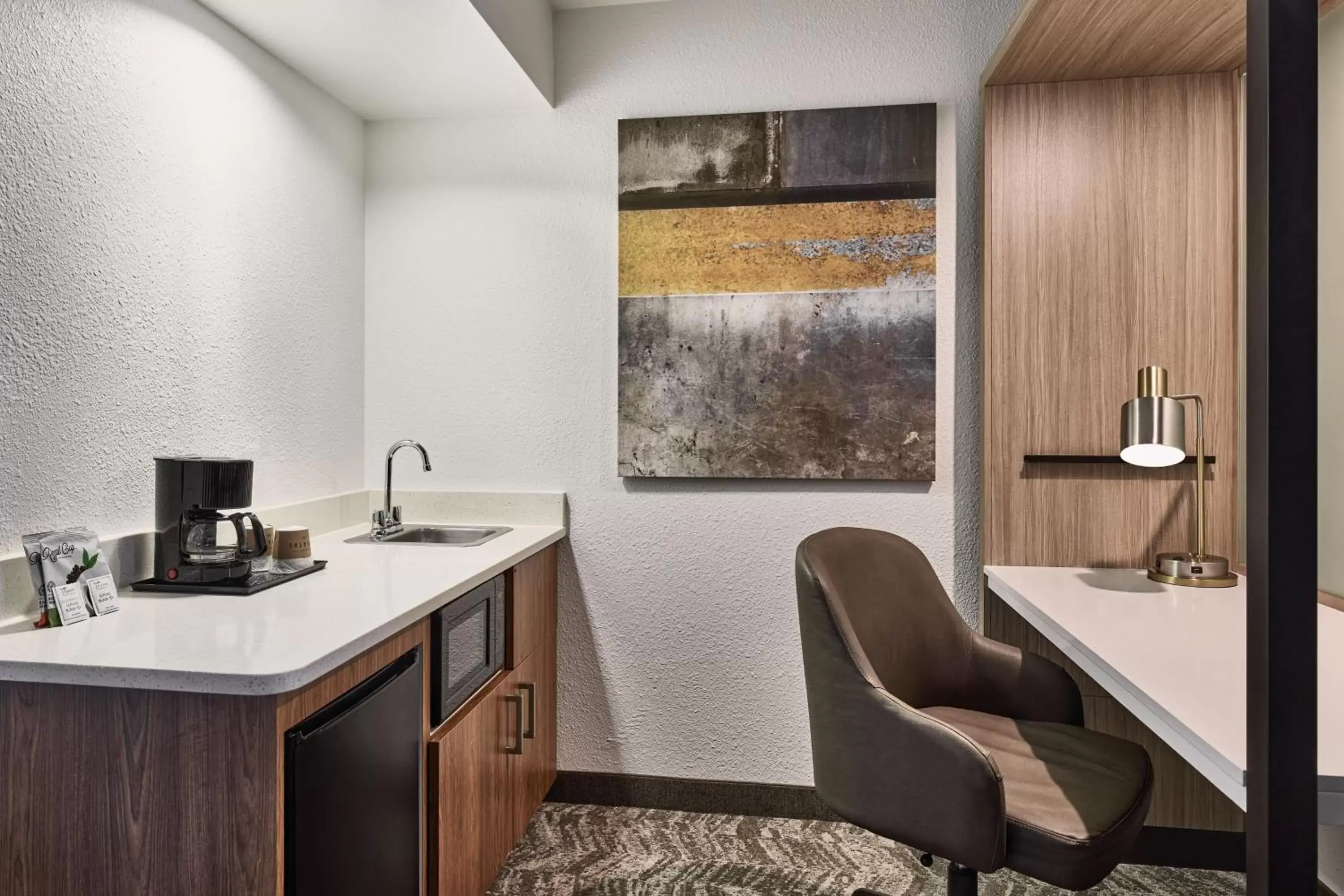 Photo of the whole room, Kitchen/Kitchenette in SpringHill Suites Phoenix Tempe Airport