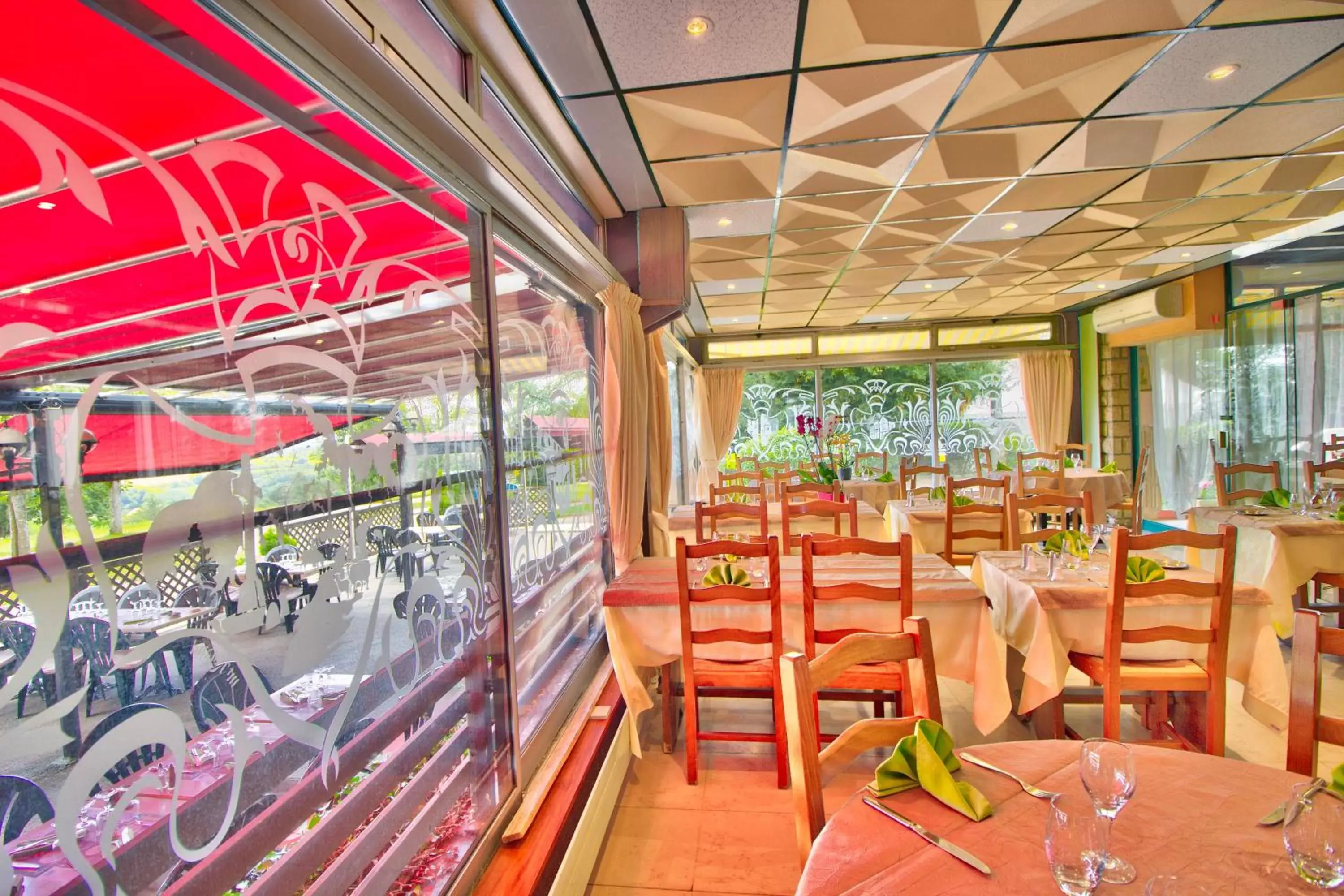 Restaurant/Places to Eat in Logis Hôtel Restaurant Le Chalet du Mont Roland