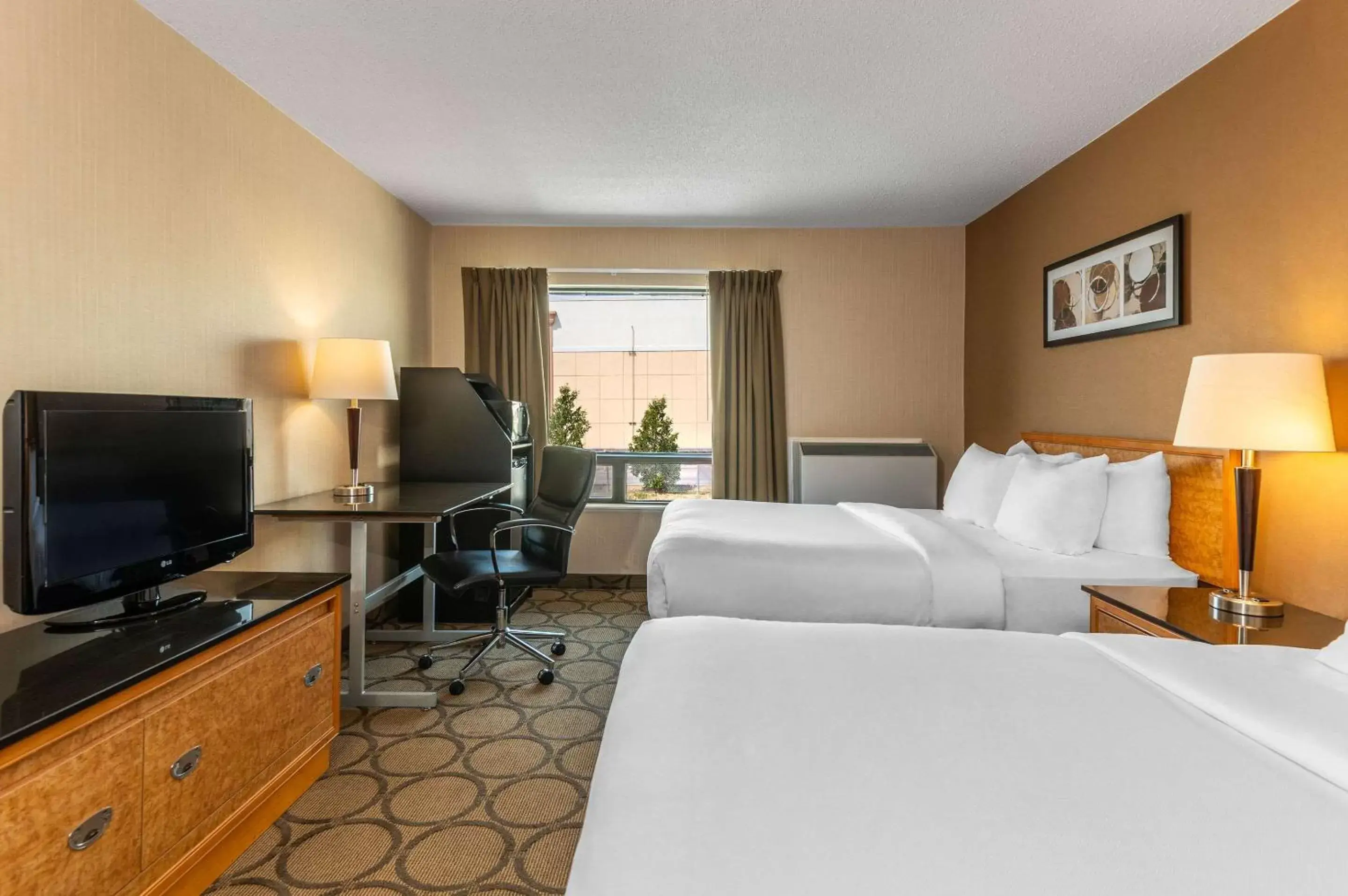 Photo of the whole room, TV/Entertainment Center in Comfort Inn Gatineau
