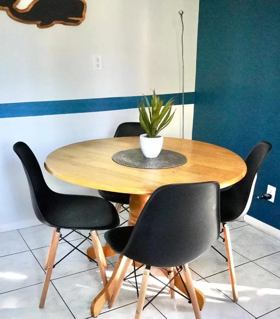 Dining Area in 4145 By The Sea Inn & Suites