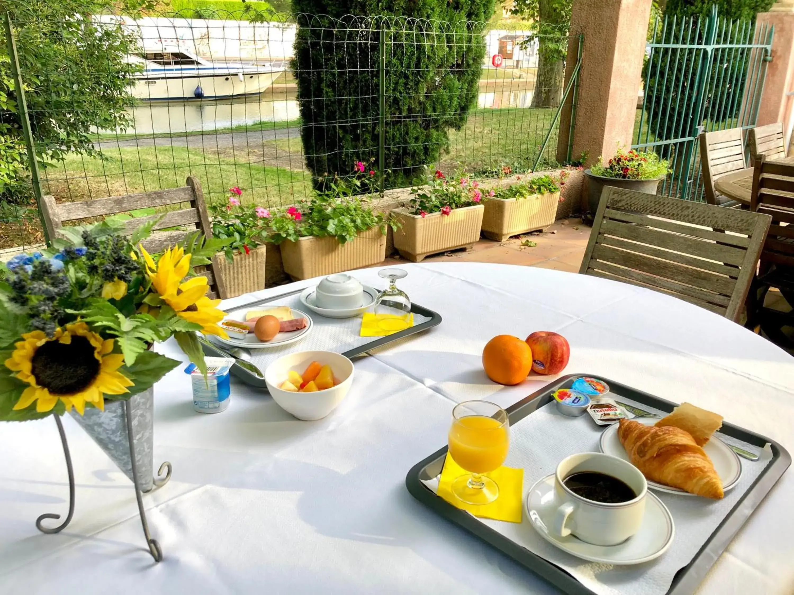 Spring, Breakfast in Hôtel du Canal