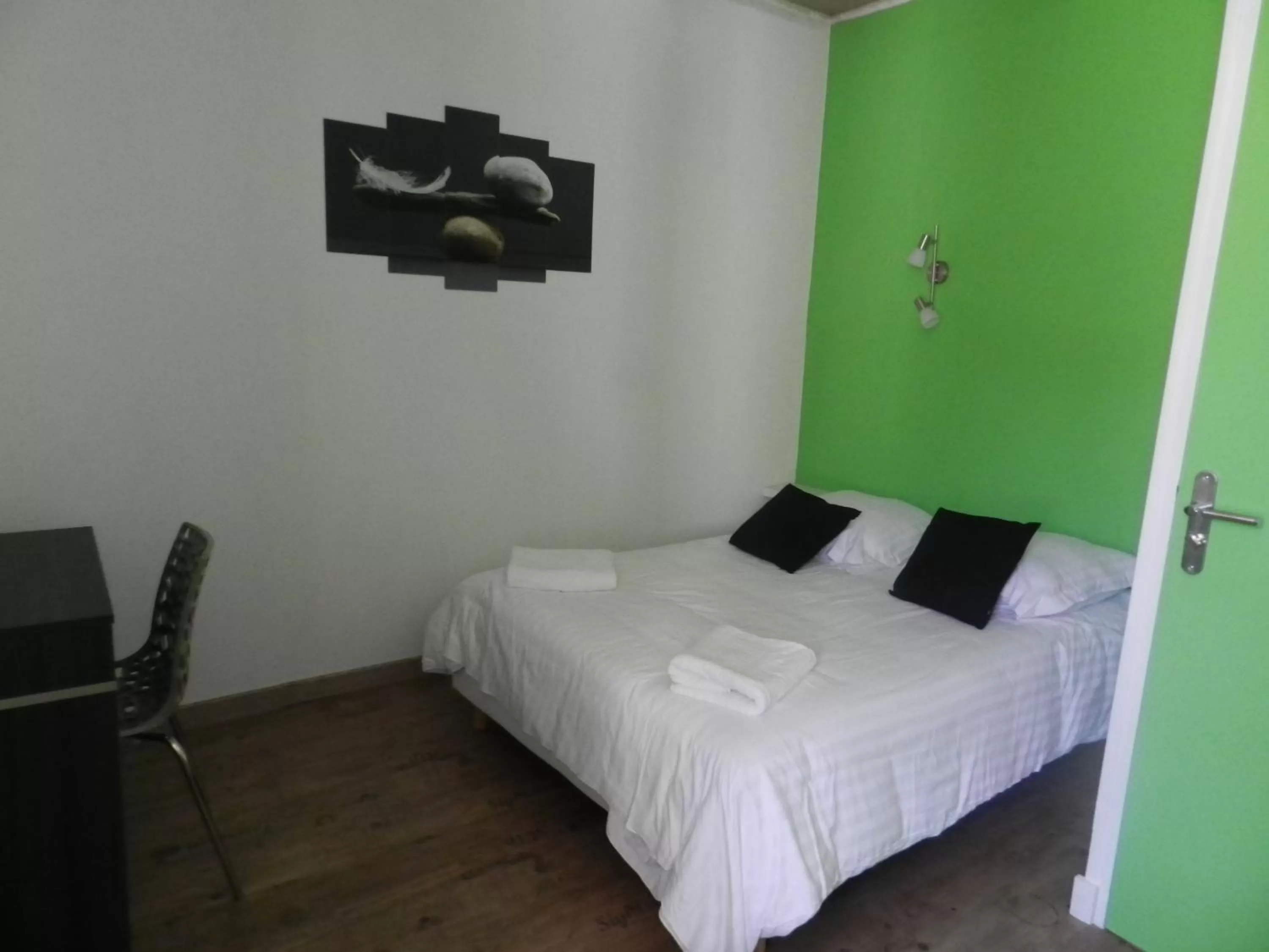 Photo of the whole room, Bed in Le C Gourmand