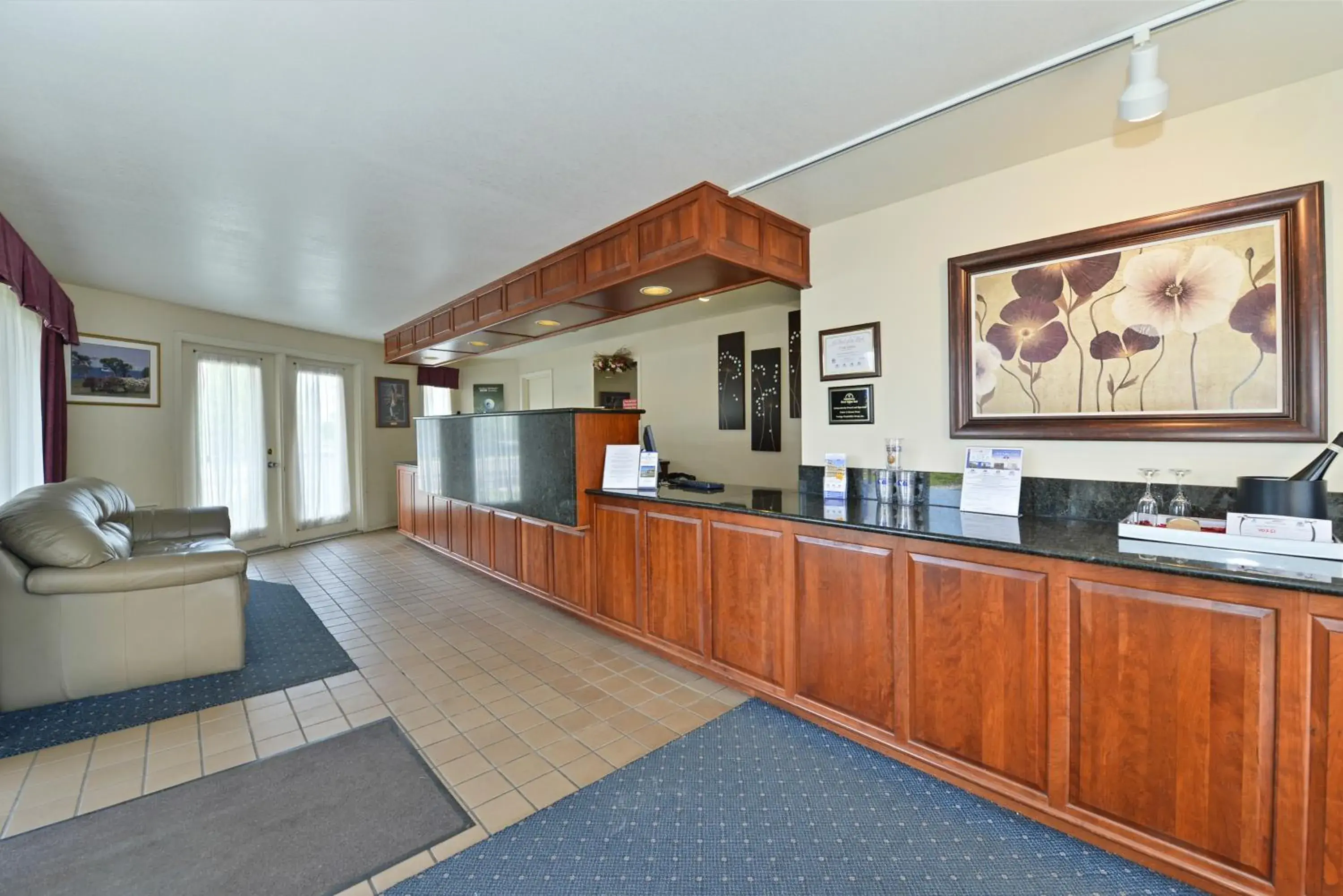Lobby or reception, Kitchen/Kitchenette in Americas Best Value Inn Mackinaw City