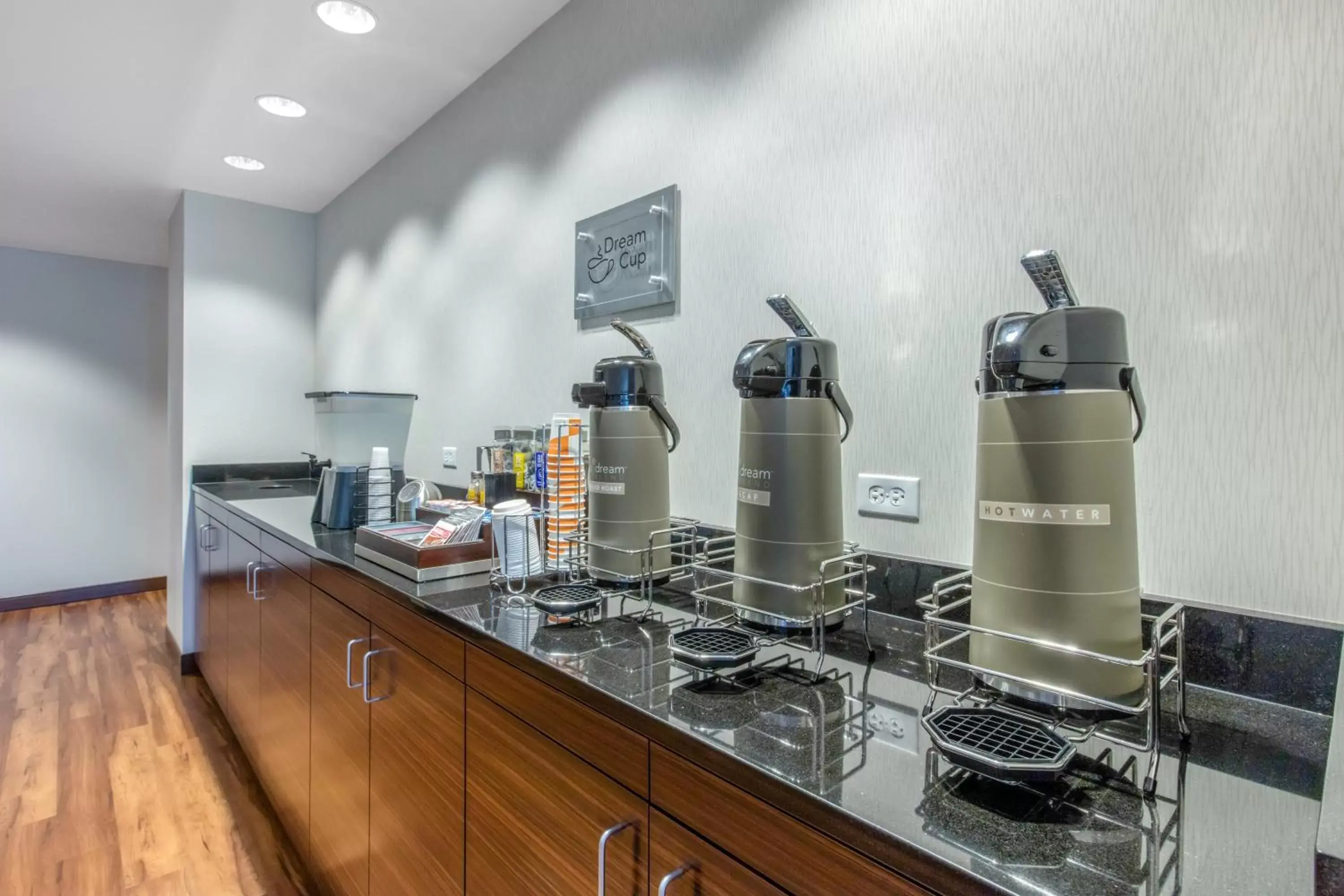 Coffee/tea facilities, Kitchen/Kitchenette in Comfort Inn St Louis - Airport