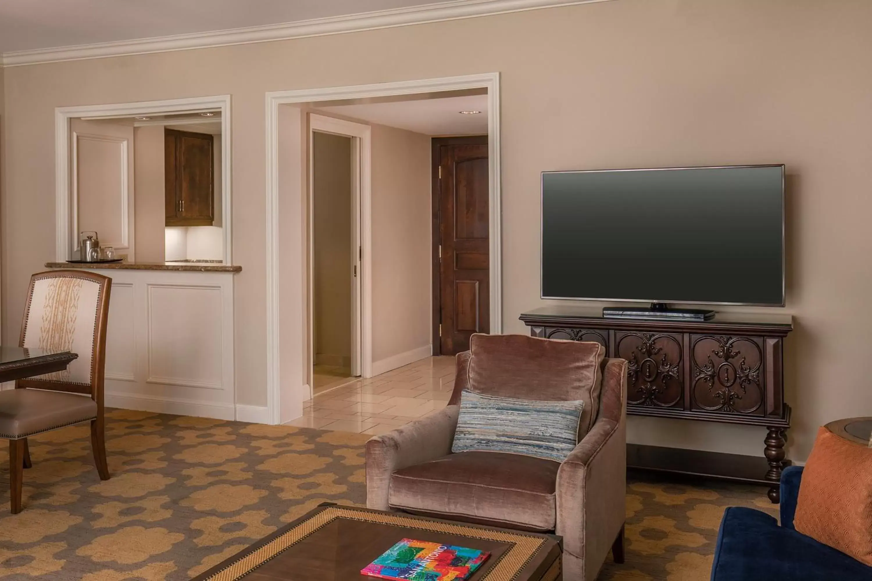 Bedroom, TV/Entertainment Center in The Westin Riverwalk, San Antonio