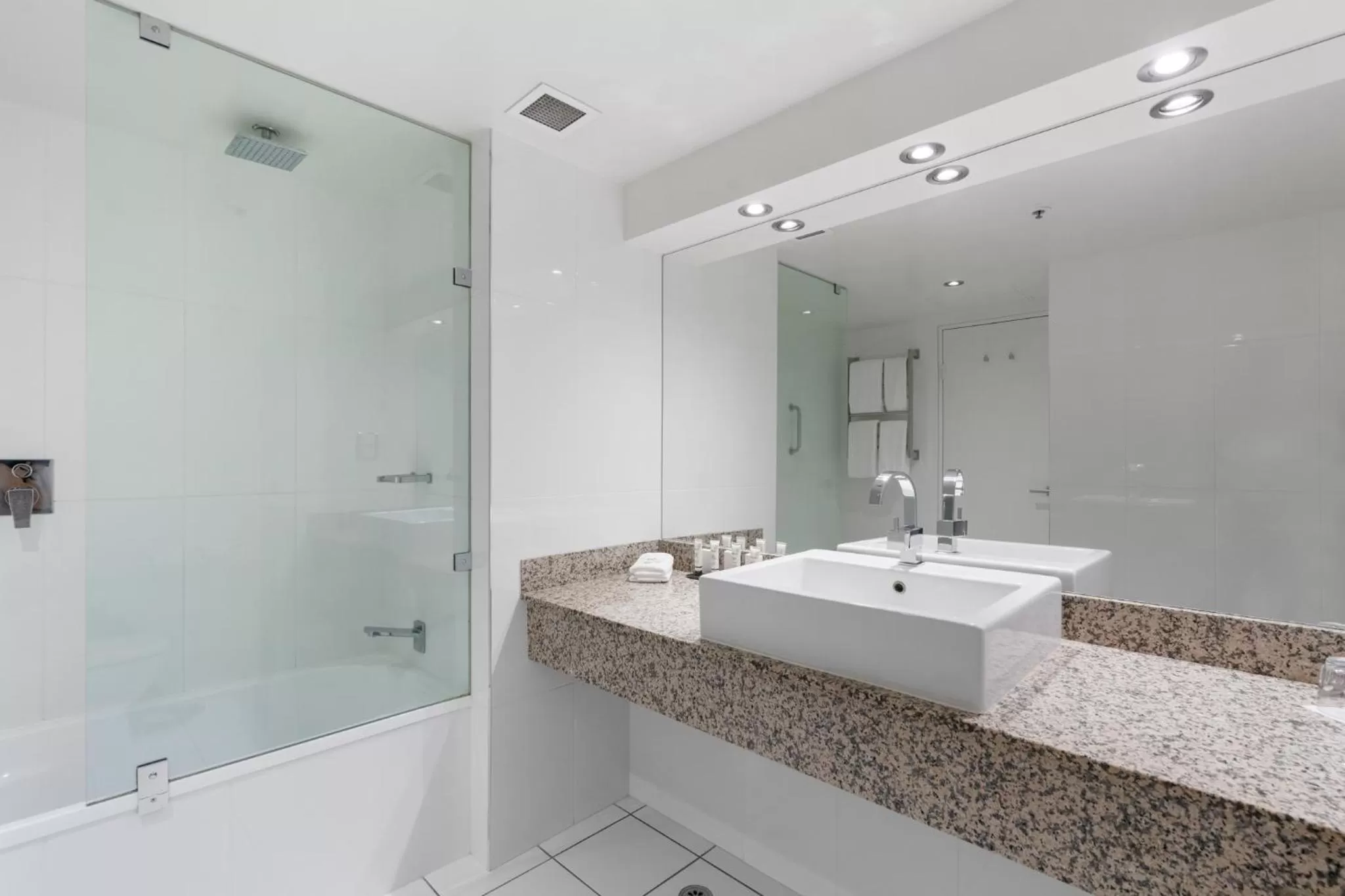 Bathroom in Hotel Grand Chancellor Launceston