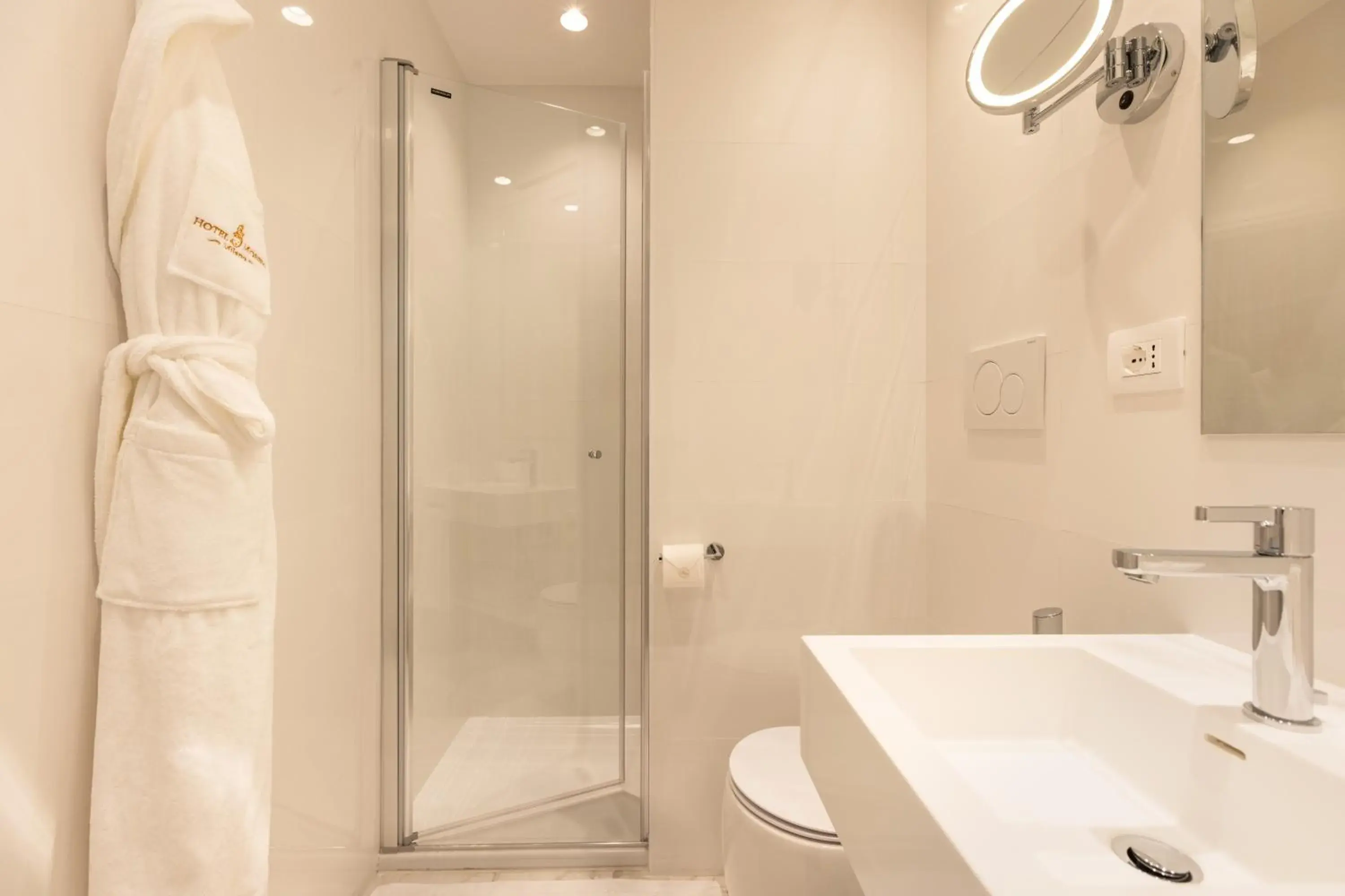 Shower, Bathroom in Hotel Morfeo