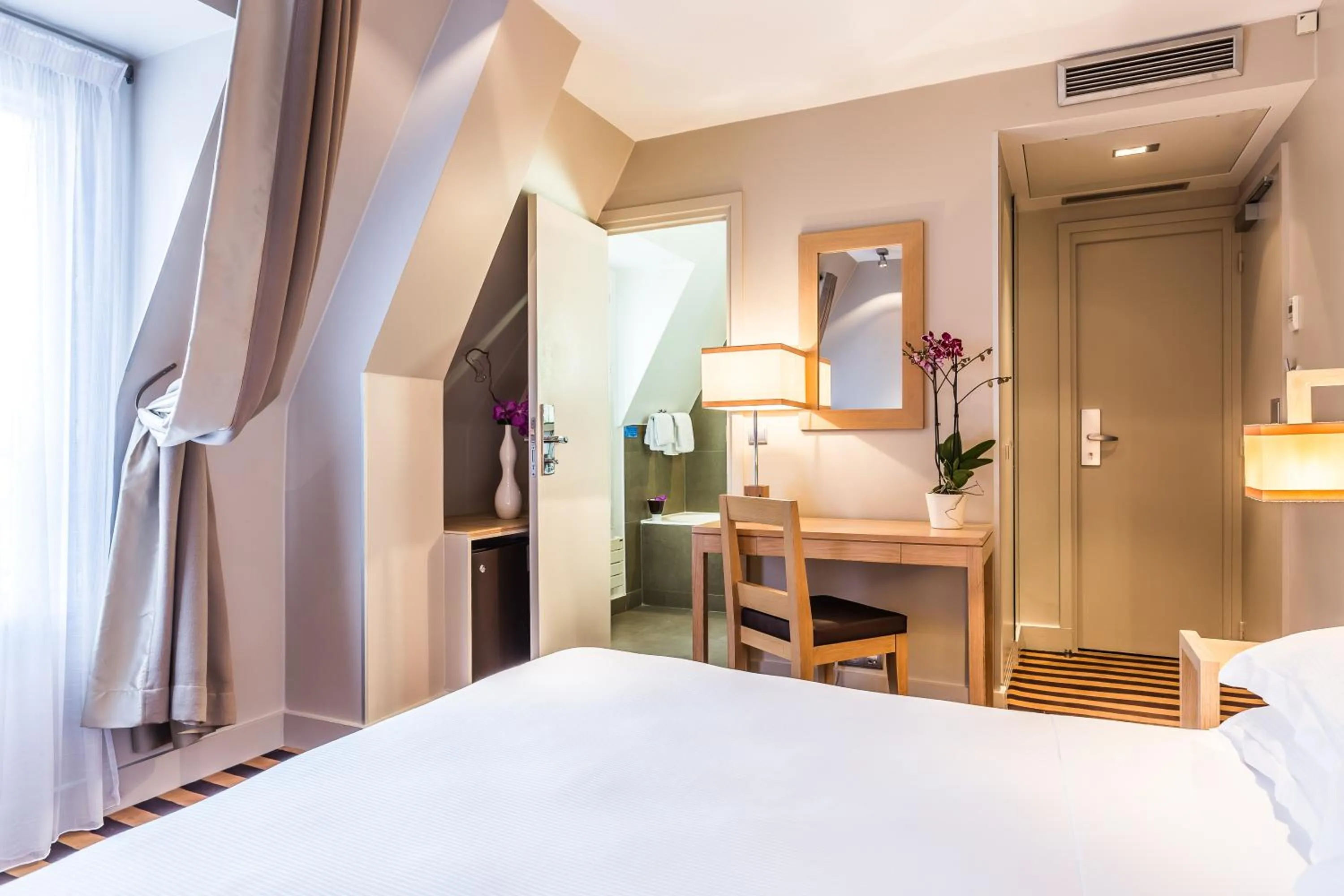 Bathroom, Bed in Hotel Duret Paris Champs Elysées