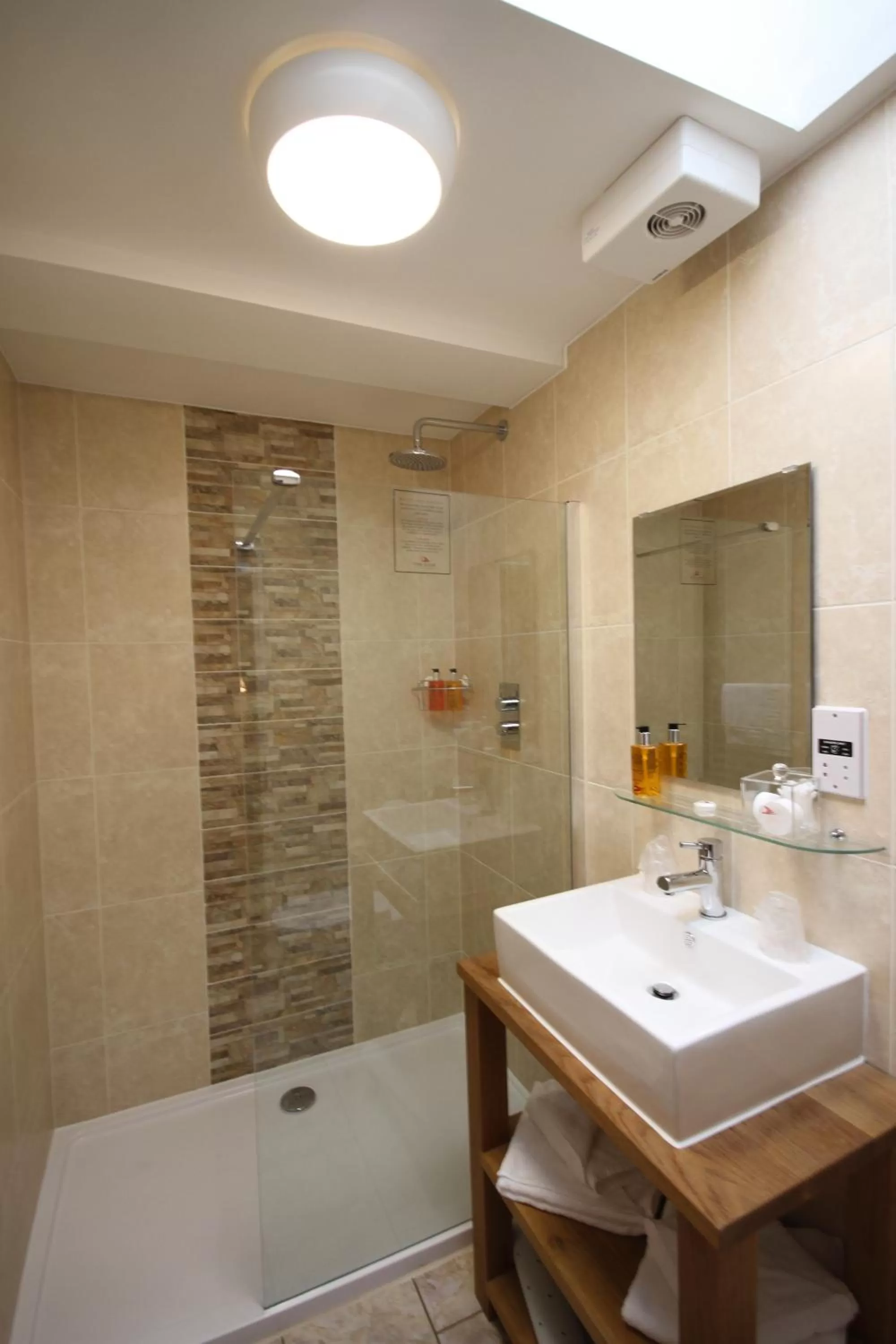 Shower in The Lion Hotel