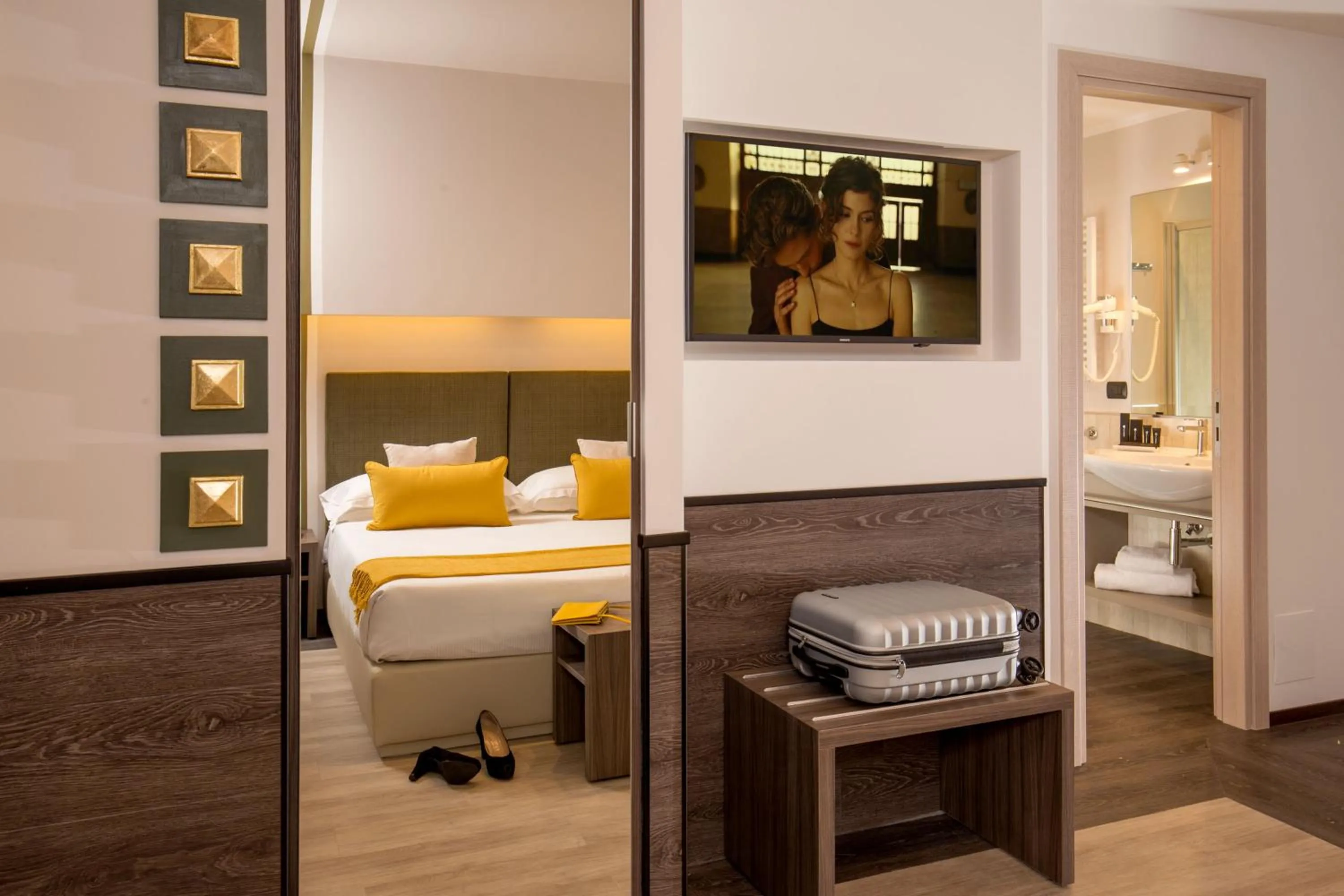 Bathroom, Bed in Hotel Domidea