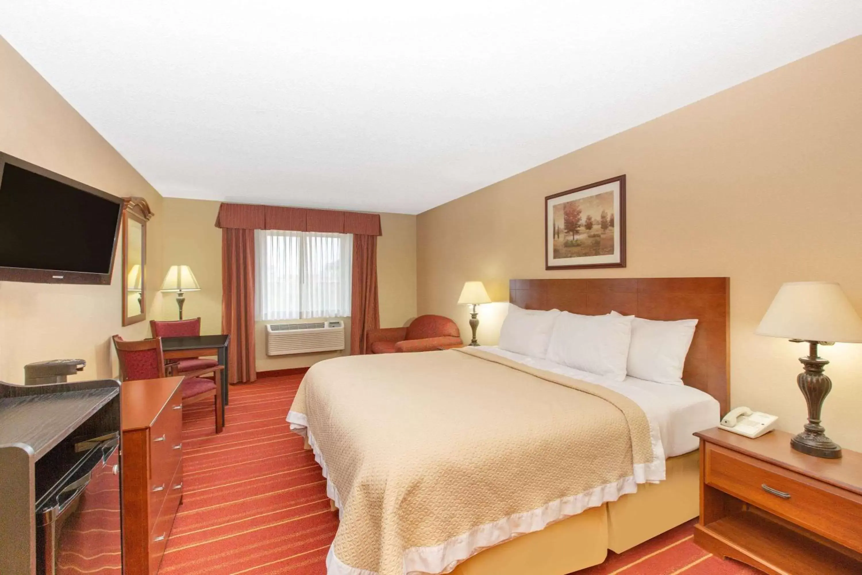 Photo of the whole room, Bed in Days Inn by Wyndham Salina I-70