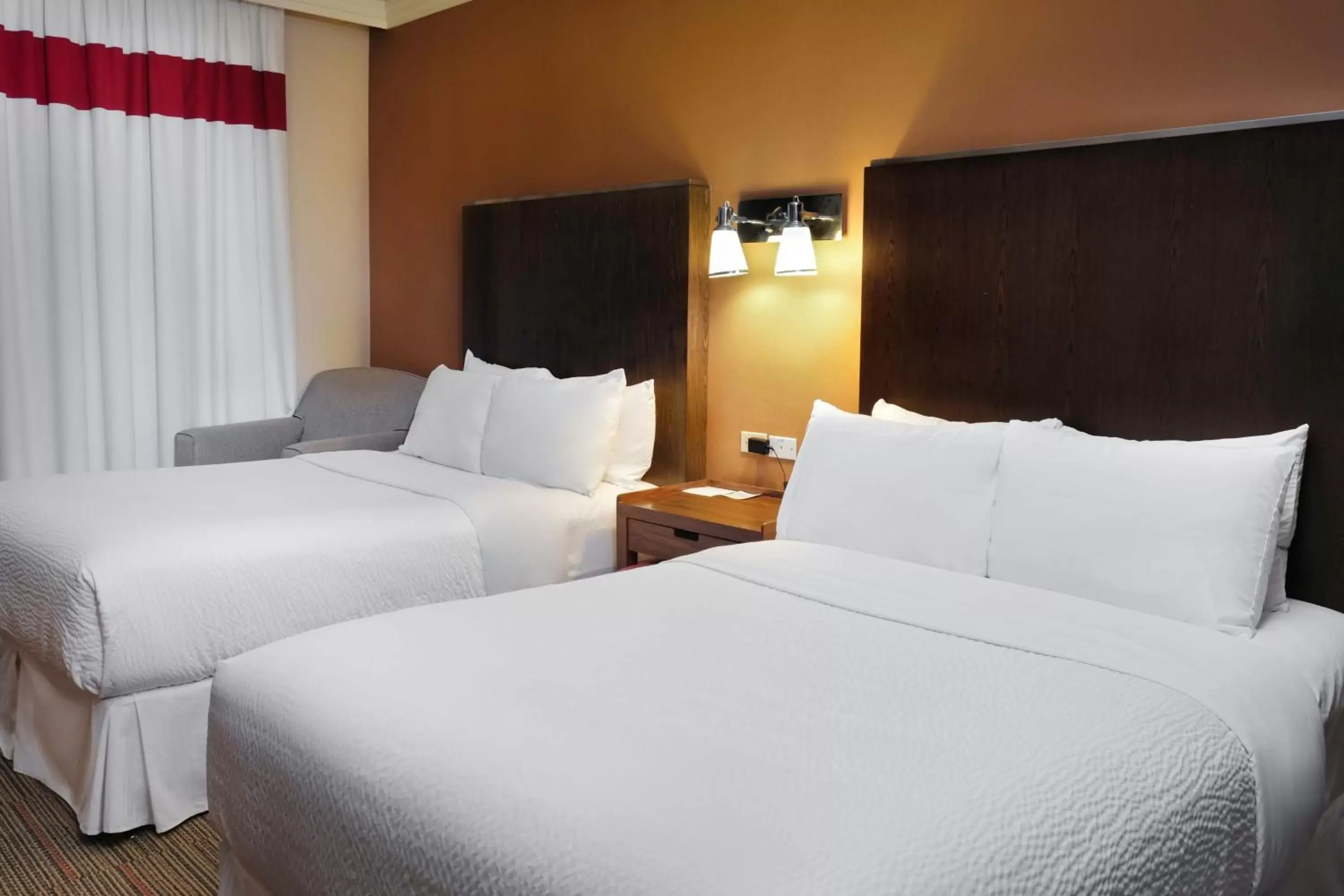 Photo of the whole room, Bed in Four Points by Sheraton Saltillo