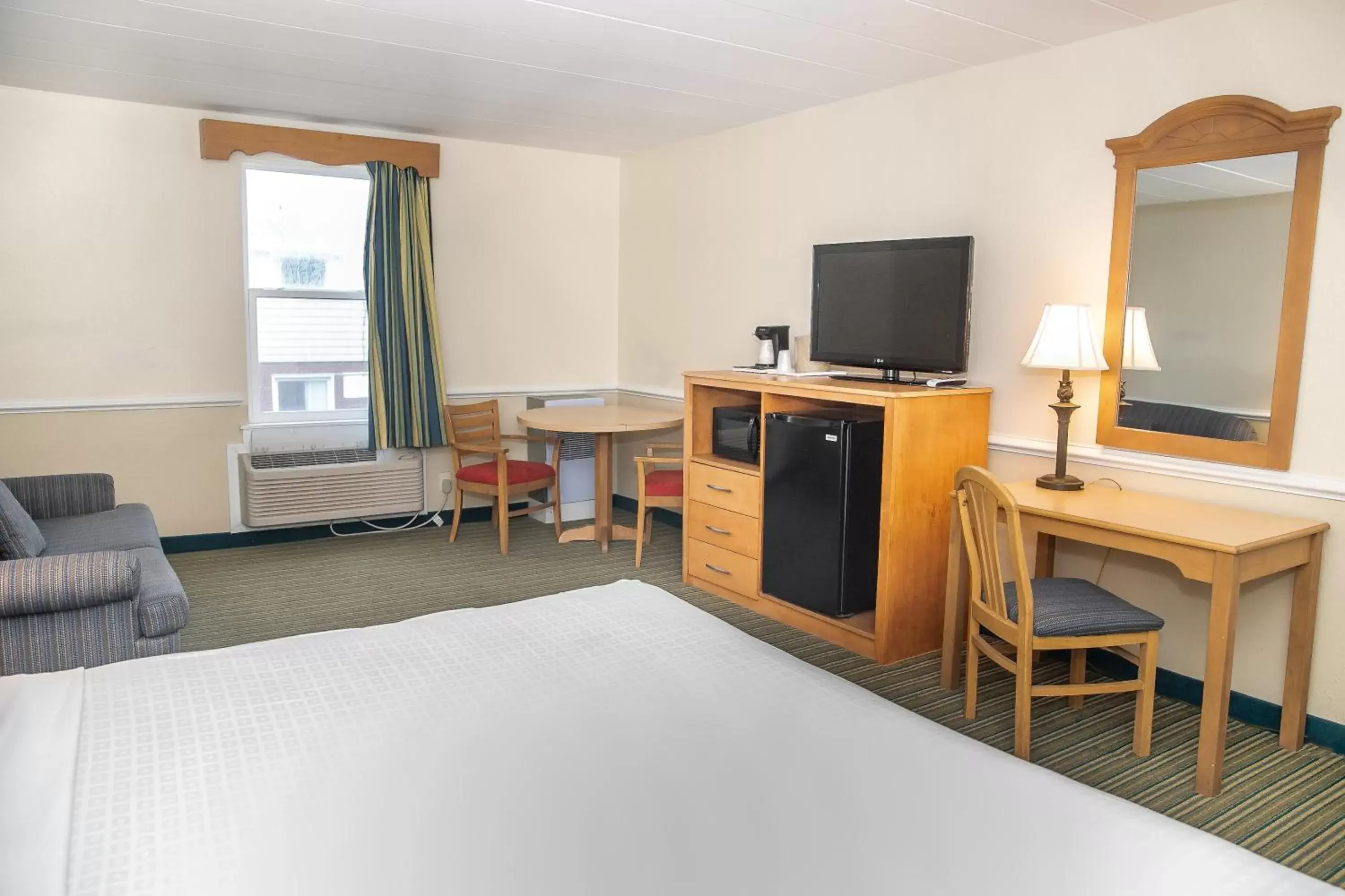 Bed, TV/Entertainment Center in The Sea Ranch Resort