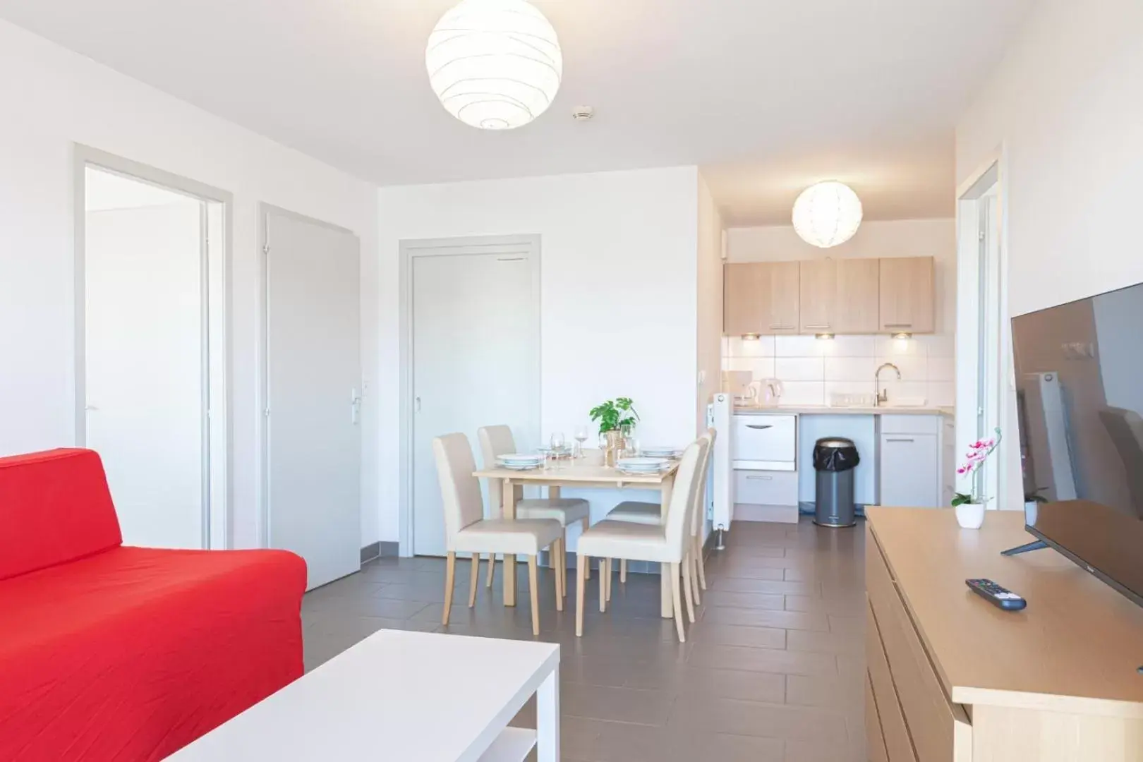 Kitchen or kitchenette, Dining Area in Appart' du Trident