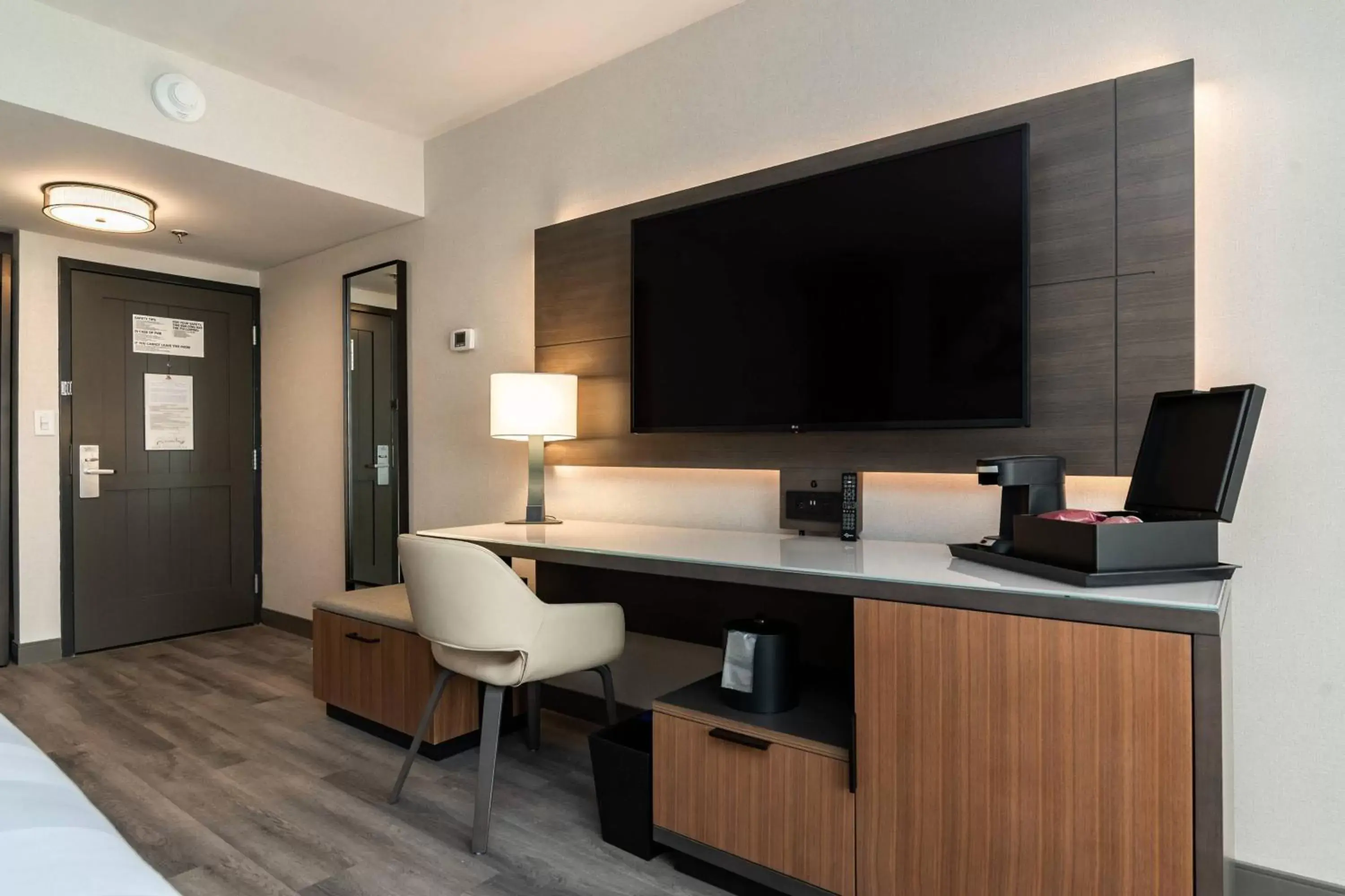 Photo of the whole room, TV/Entertainment Center in Columbus Marriott