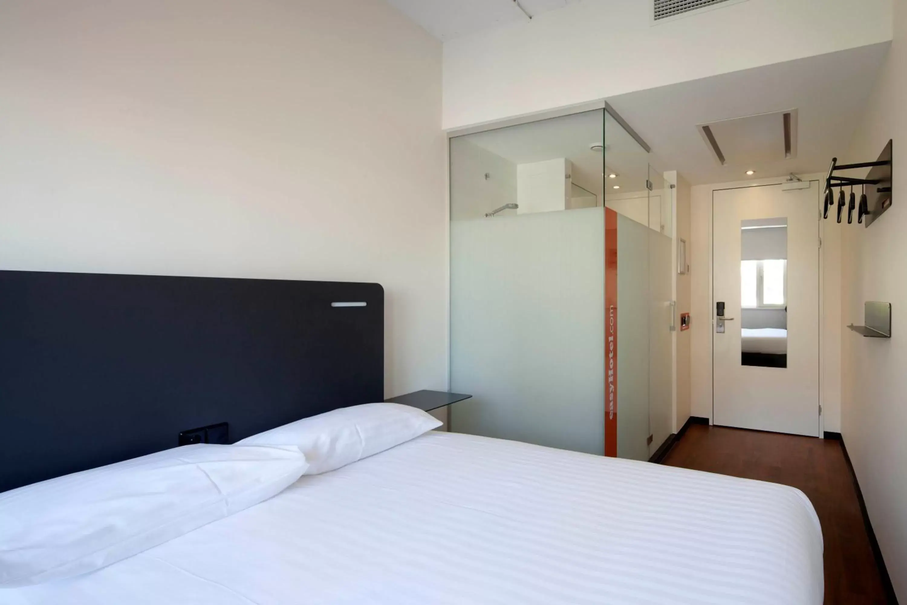 Photo of the whole room, Bed in easyHotel The Hague City Centre
