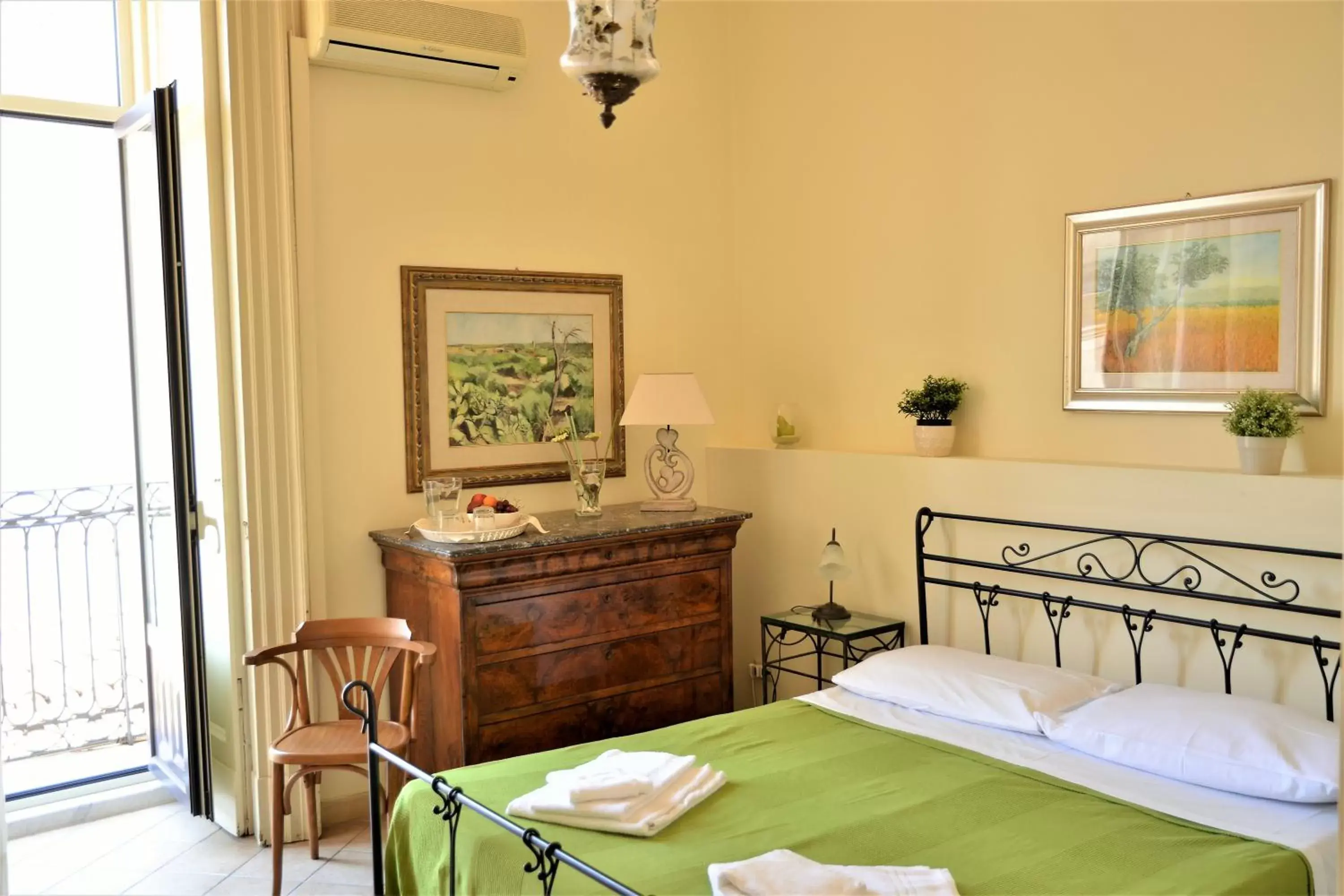 Photo of the whole room, Bed in B&B al Teatro Massimo