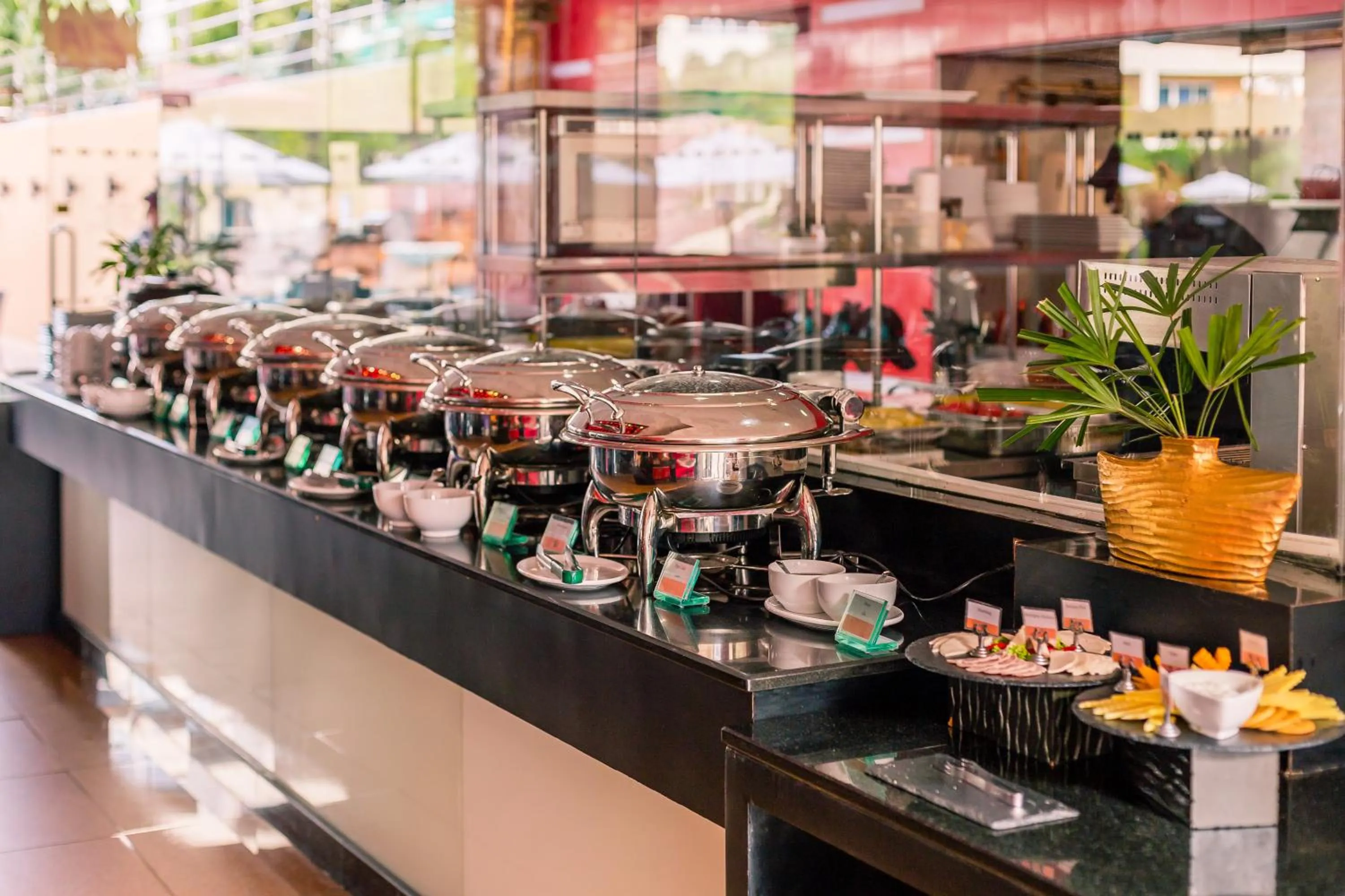 Restaurant/places to eat in Nova Platinum Hotel