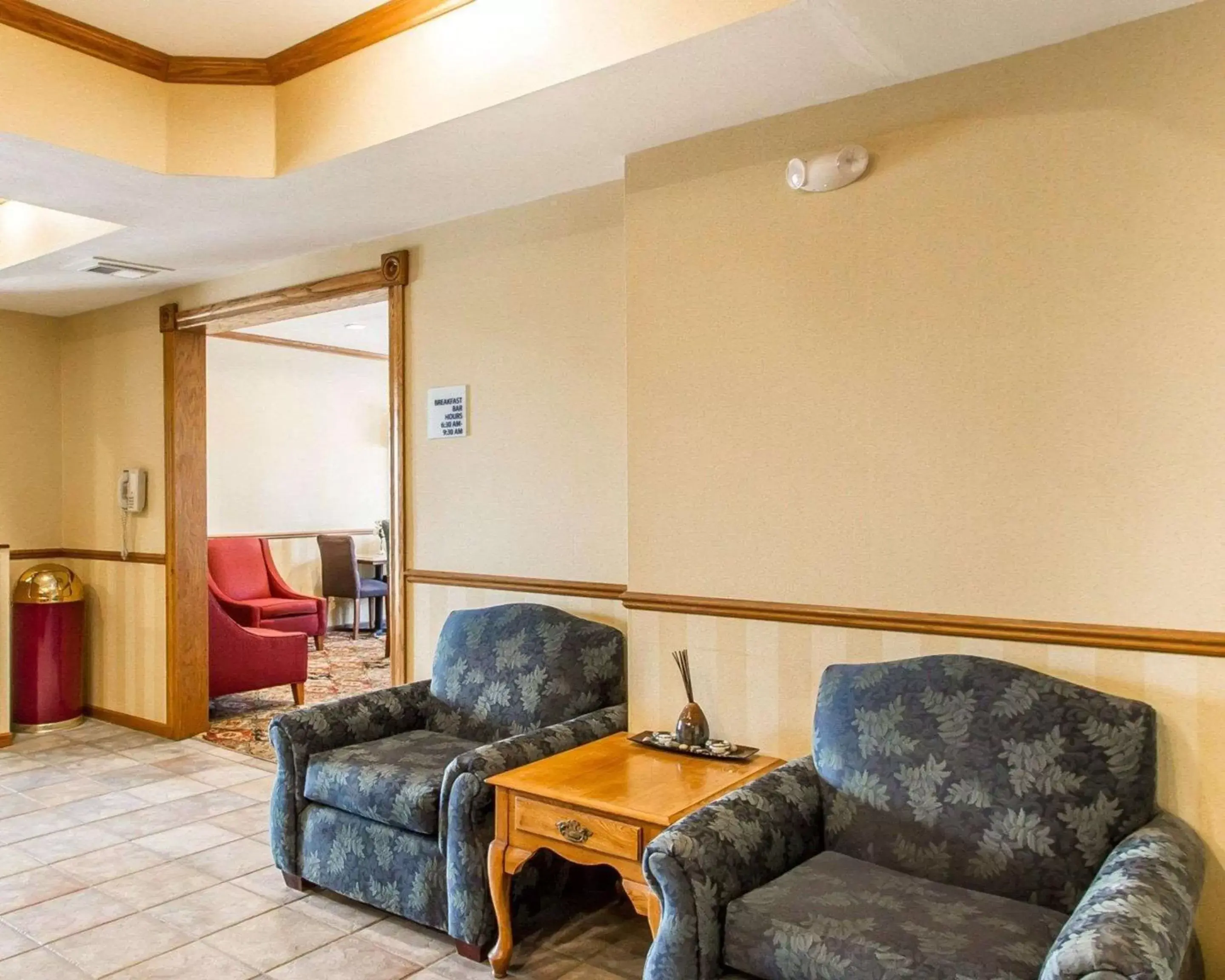 Lobby or reception, Seating Area in Quality Inn Pontiac