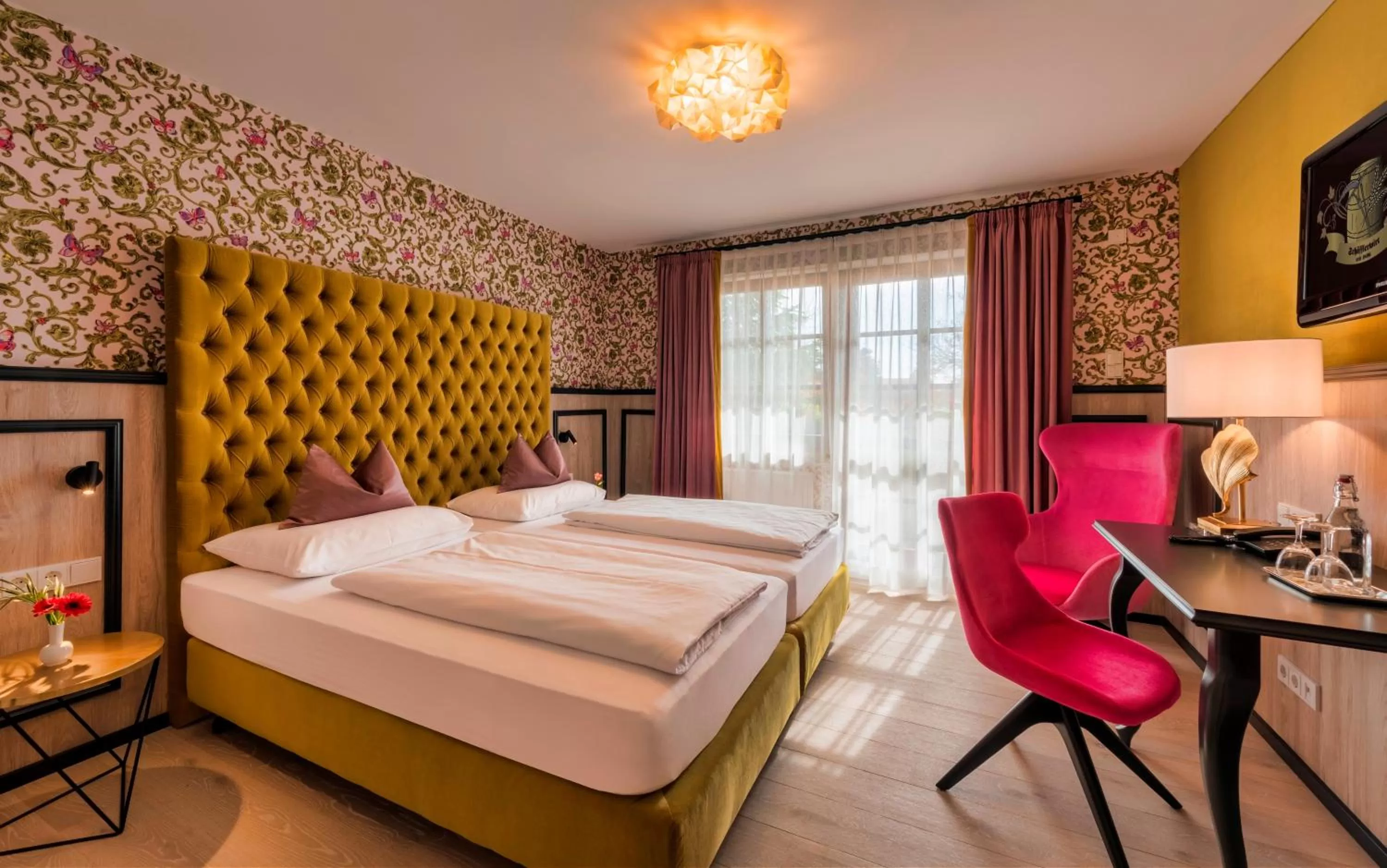 Bed in Hotel Schäfflerwirt