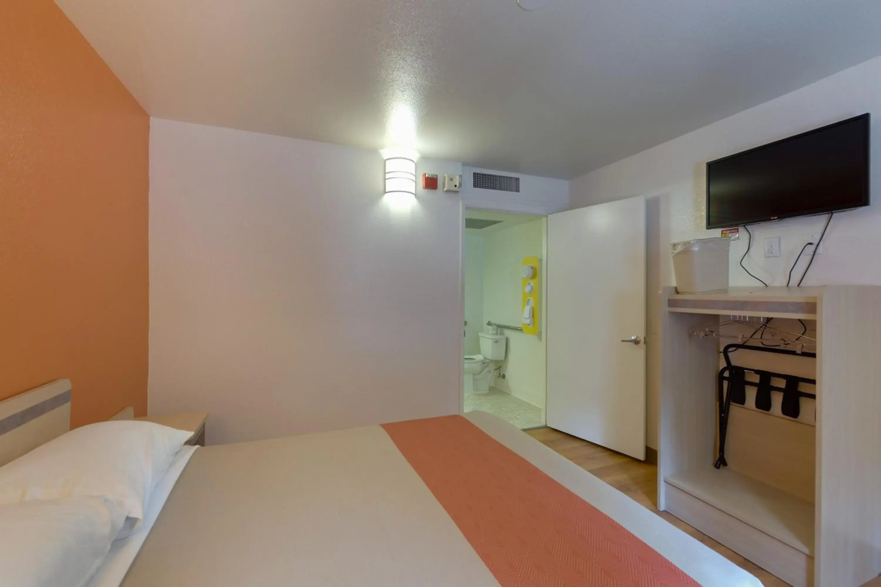 Bedroom, Kitchen/Kitchenette in Motel 6 Weed, CA - Mount Shasta