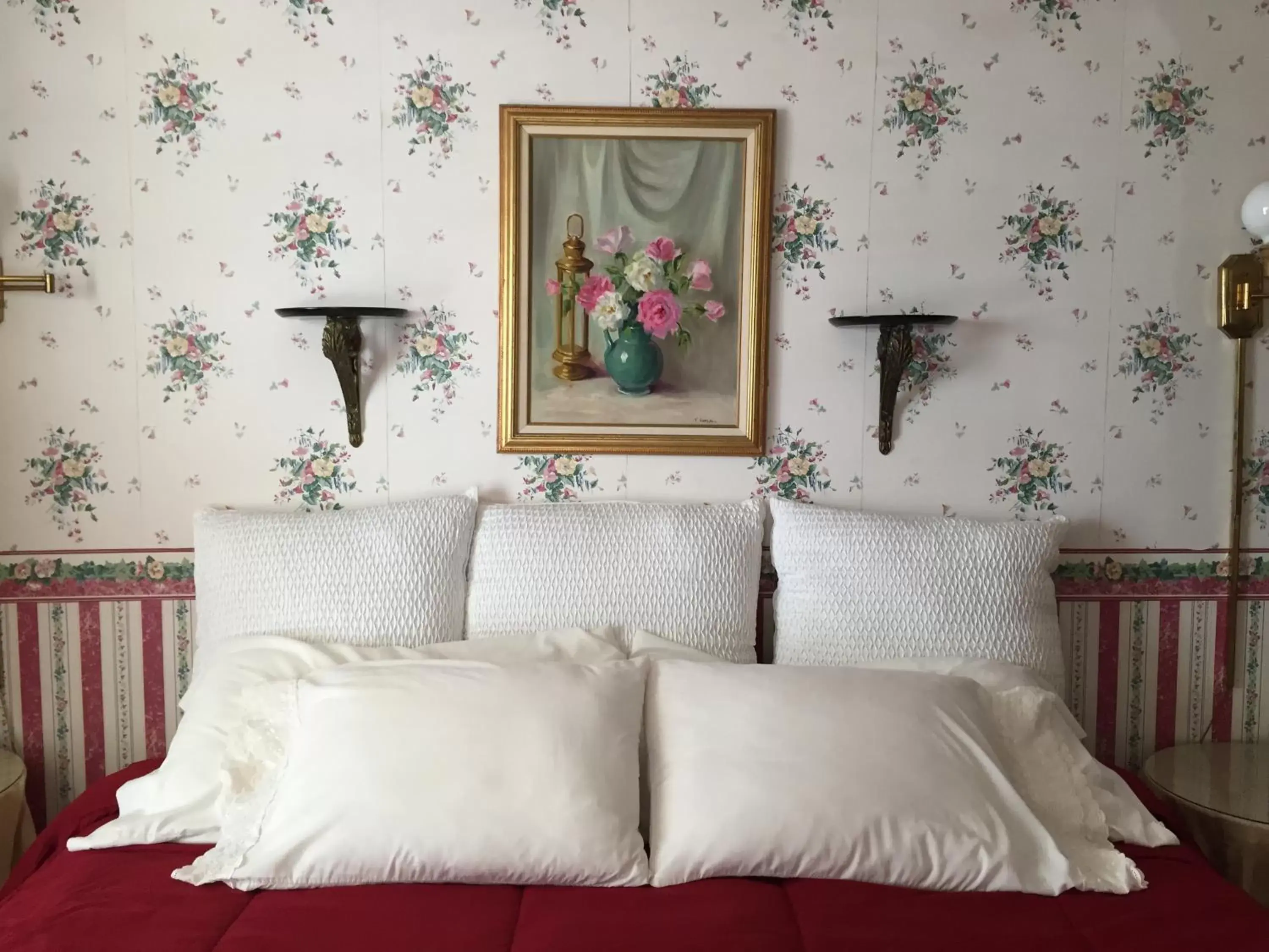 Decorative detail, Bed in Harborview Inn