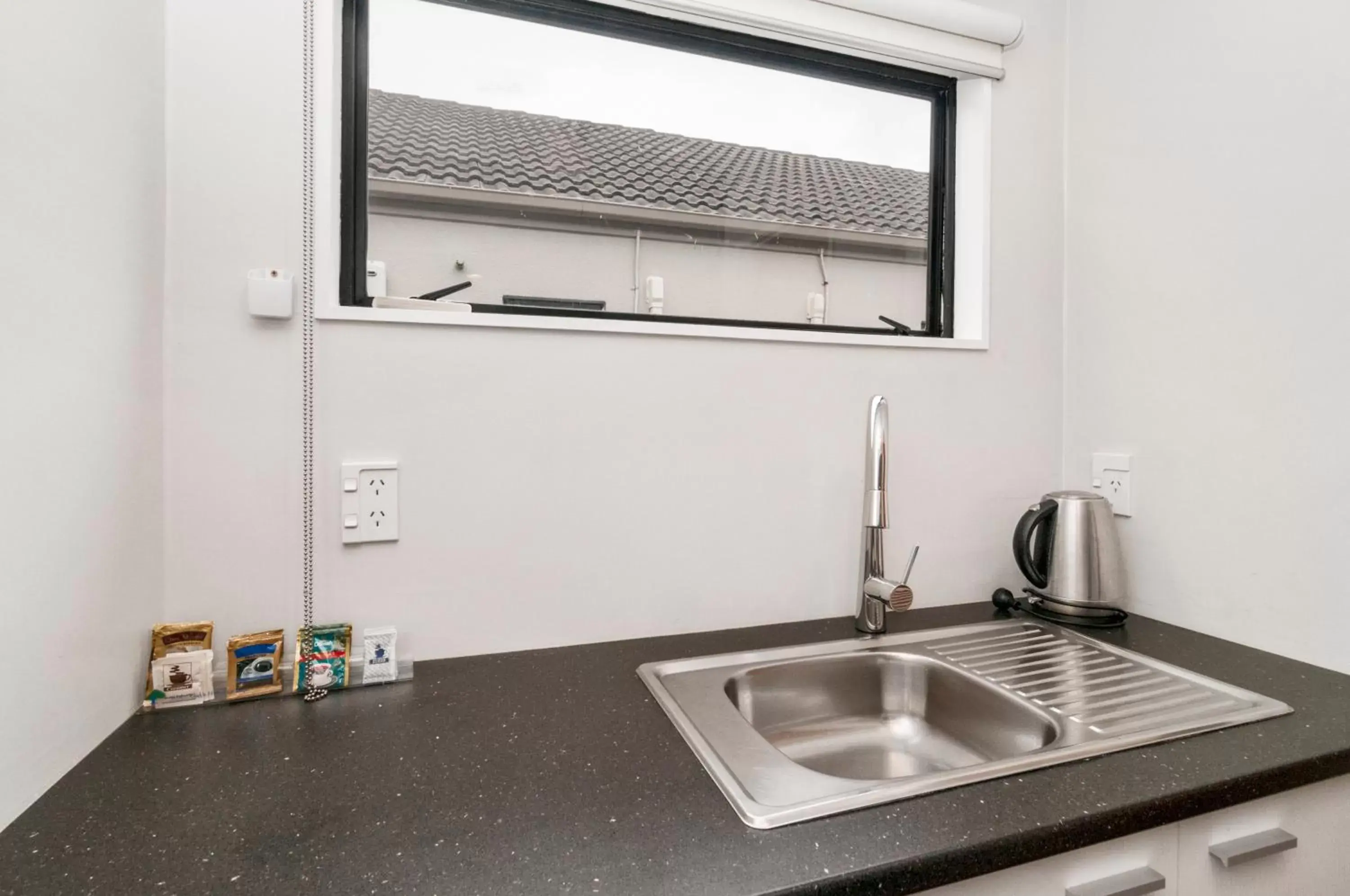 Kitchen or kitchenette, Kitchen/Kitchenette in Auckland Airport Motel