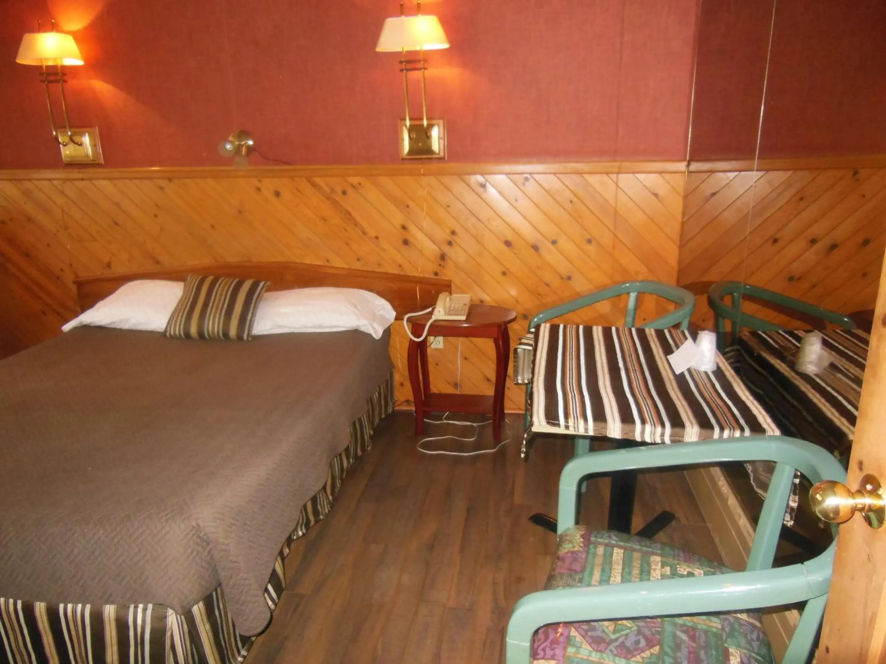 Photo of the whole room, Bed in Motel Le Paysan