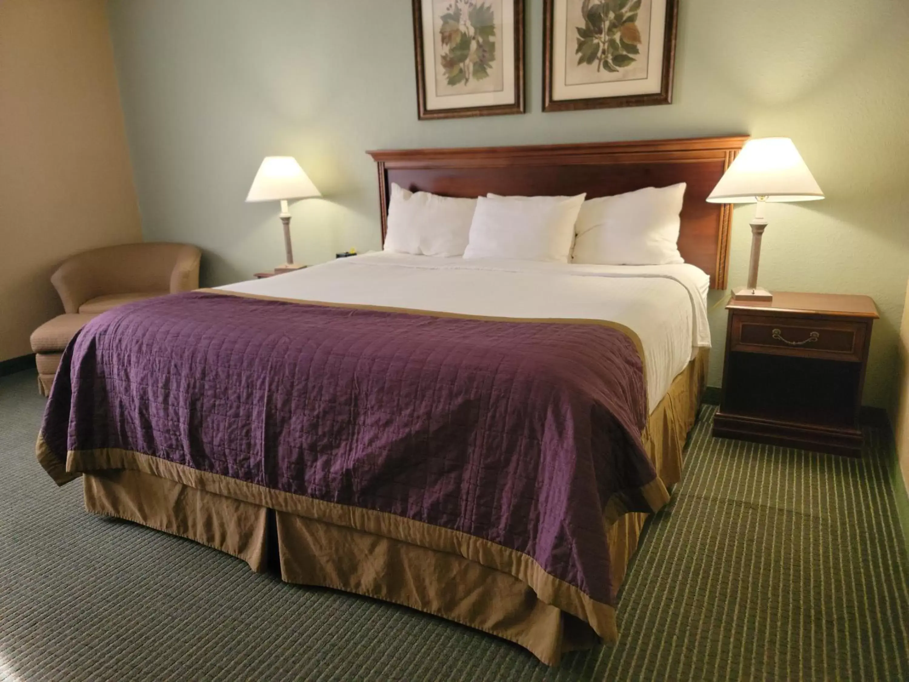 Bedroom, Bed in Bay Mountain Inn Cherokee Smoky Mountains