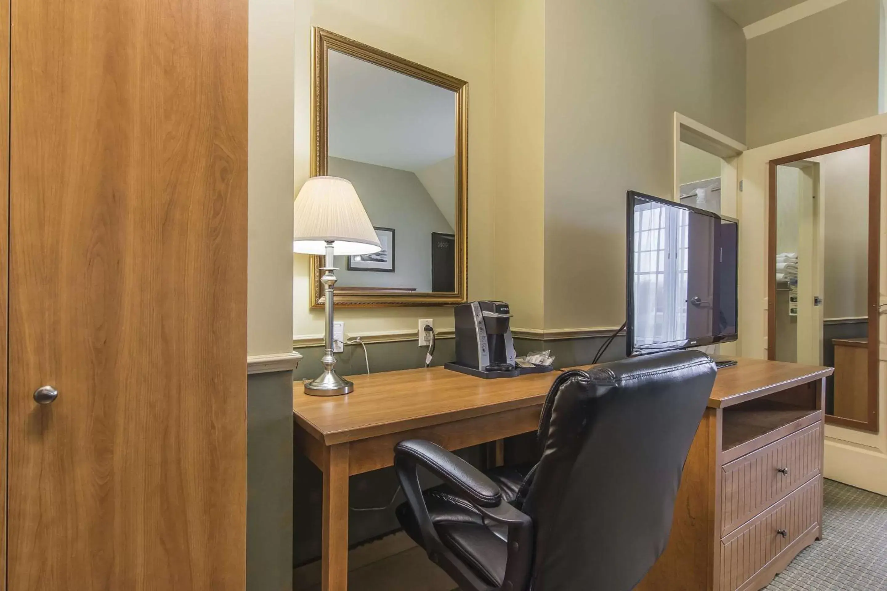 Photo of the whole room, TV/Entertainment Center in Quality Inn Riviere-Du-Loup