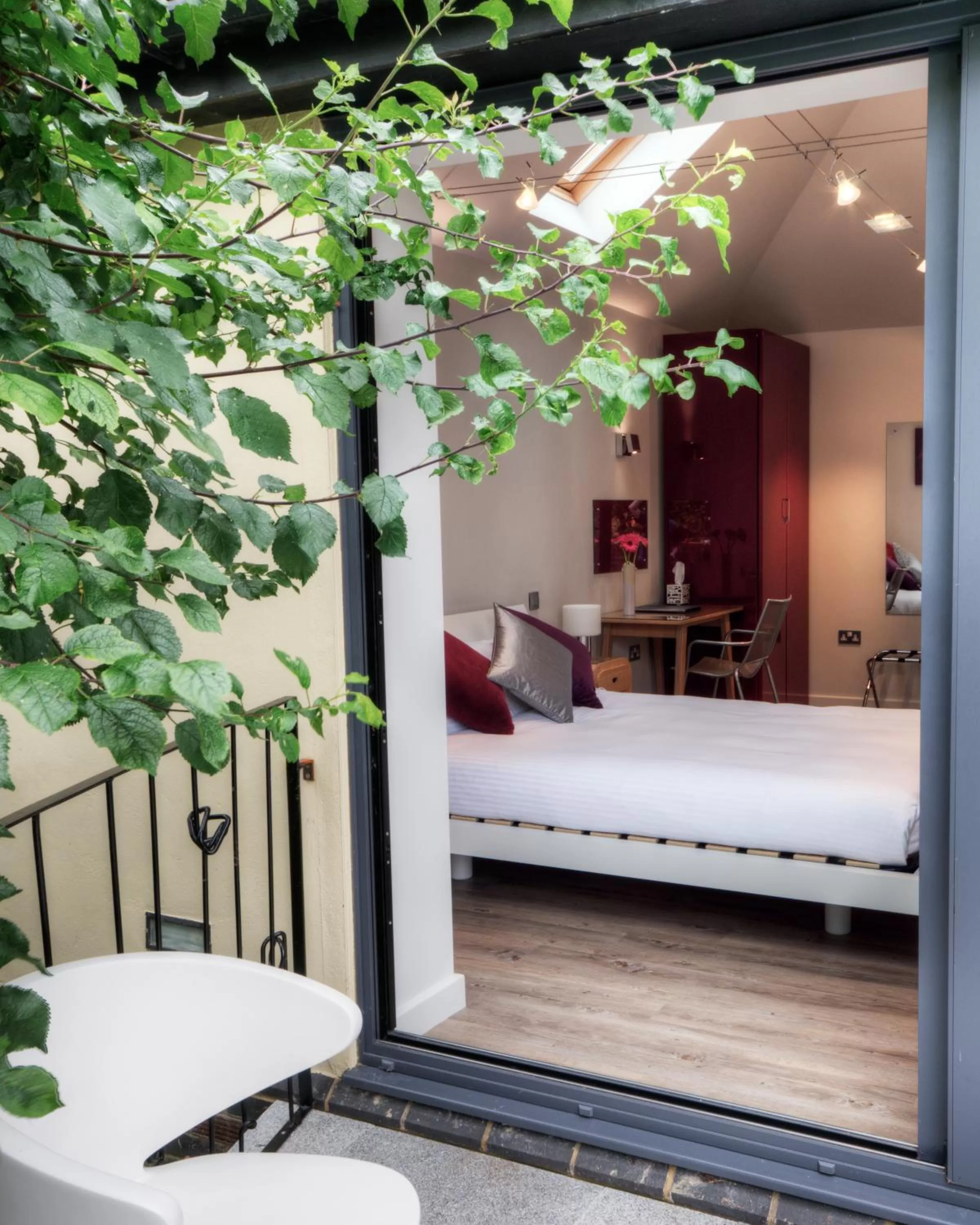 Photo of the whole room in South Lodge