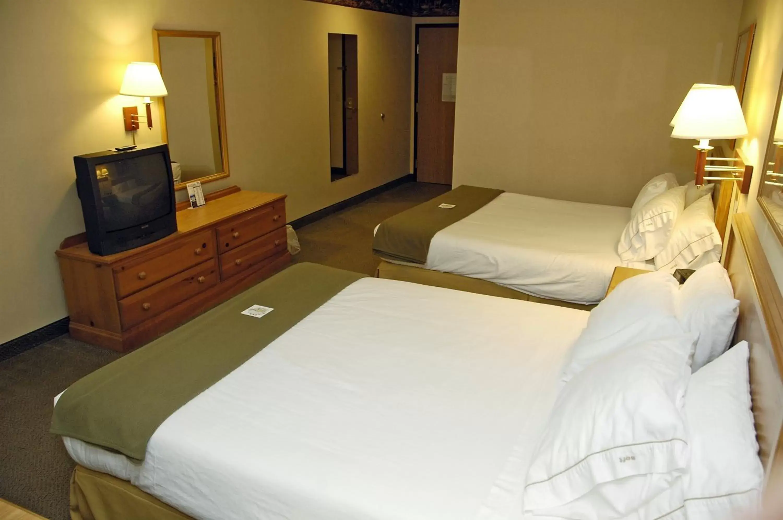 Photo of the whole room, Bed in Pellston Lodge Photo of the whole room, Bed in Pellston Lodge