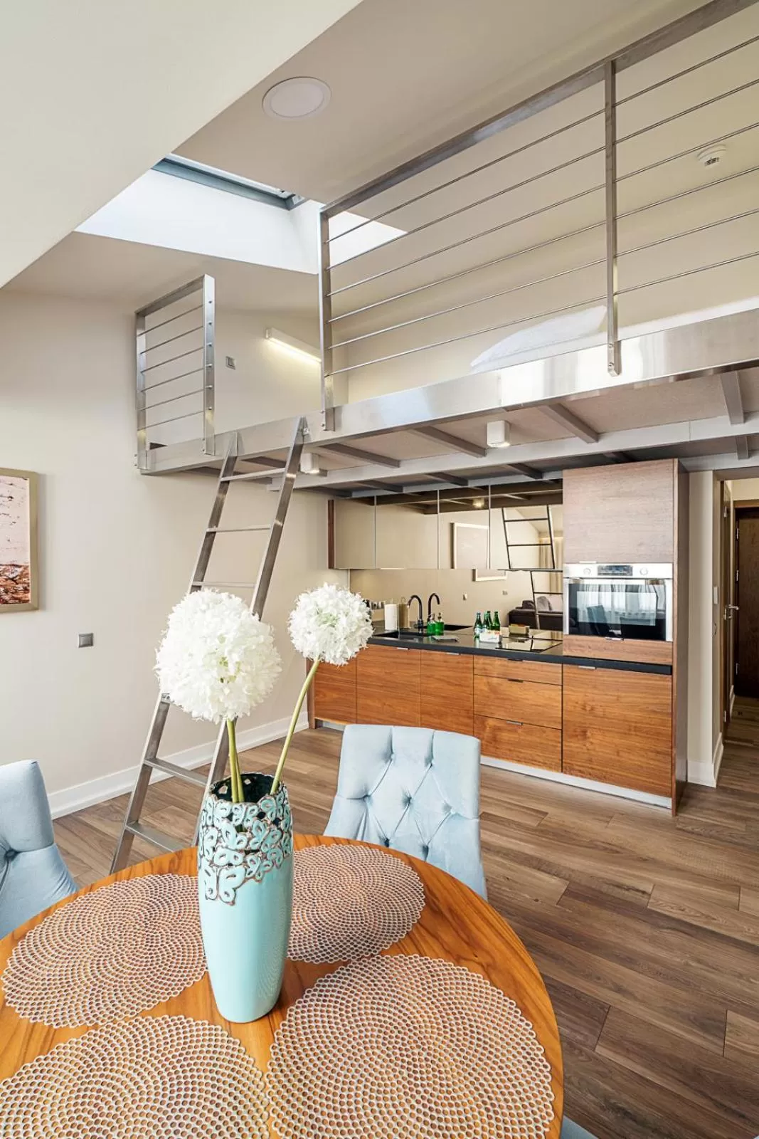 Luxury One-Bedroom Apartment with Mezzanine in Aparthotel Best Views