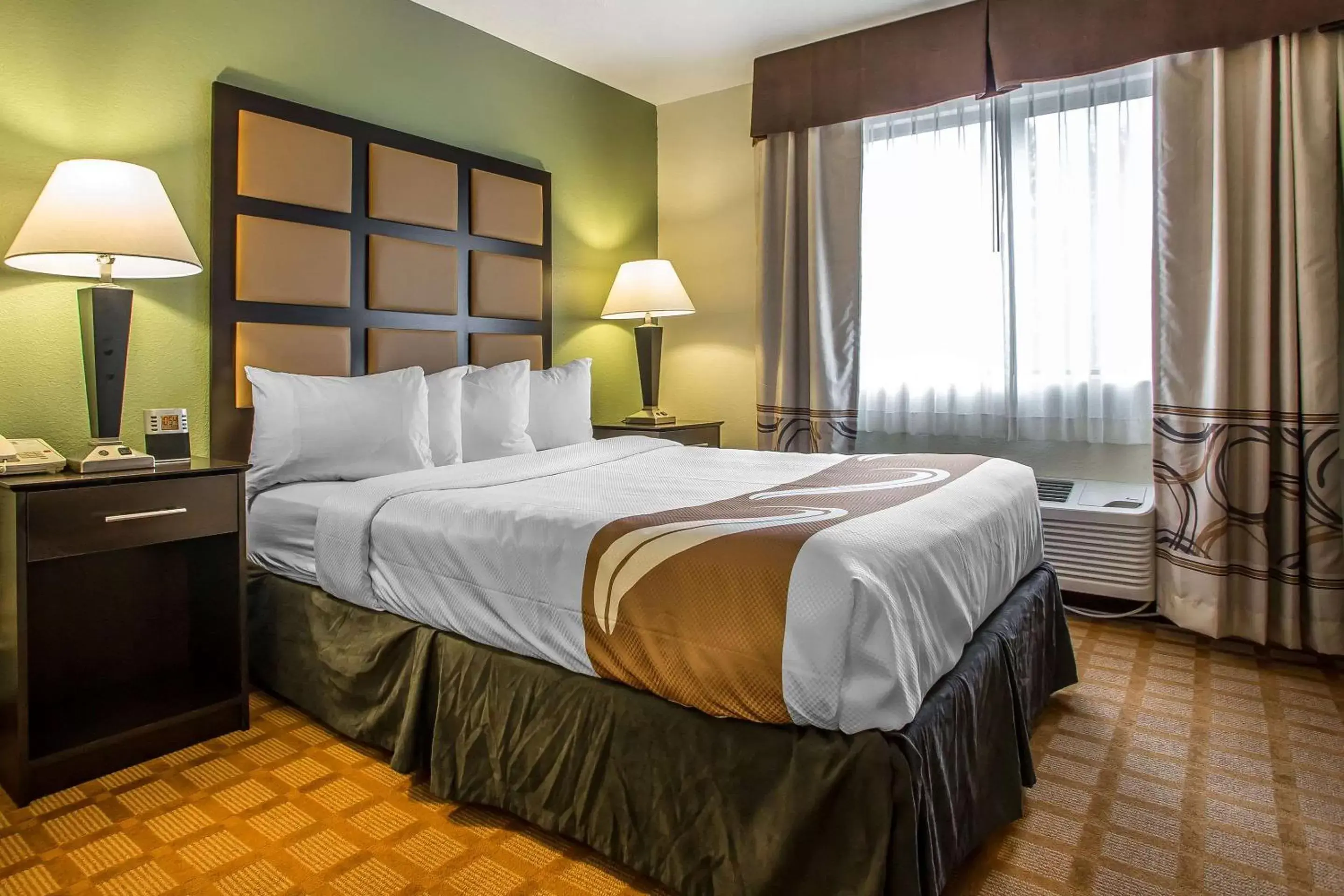 Property building, Bed in Quality Inn & Suites Marinette