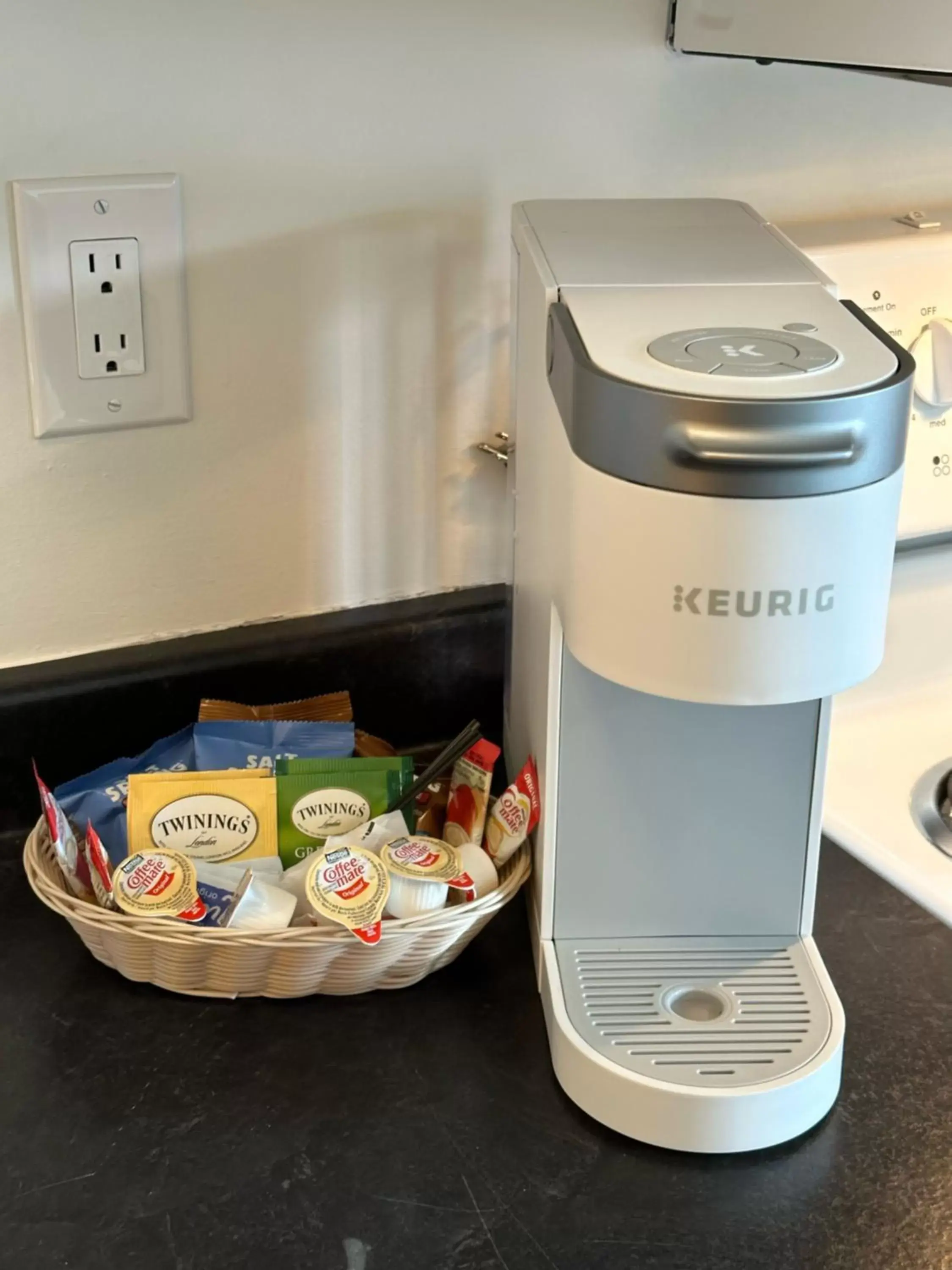 Coffee/tea facilities in Lakeside Villa Inn & Suites