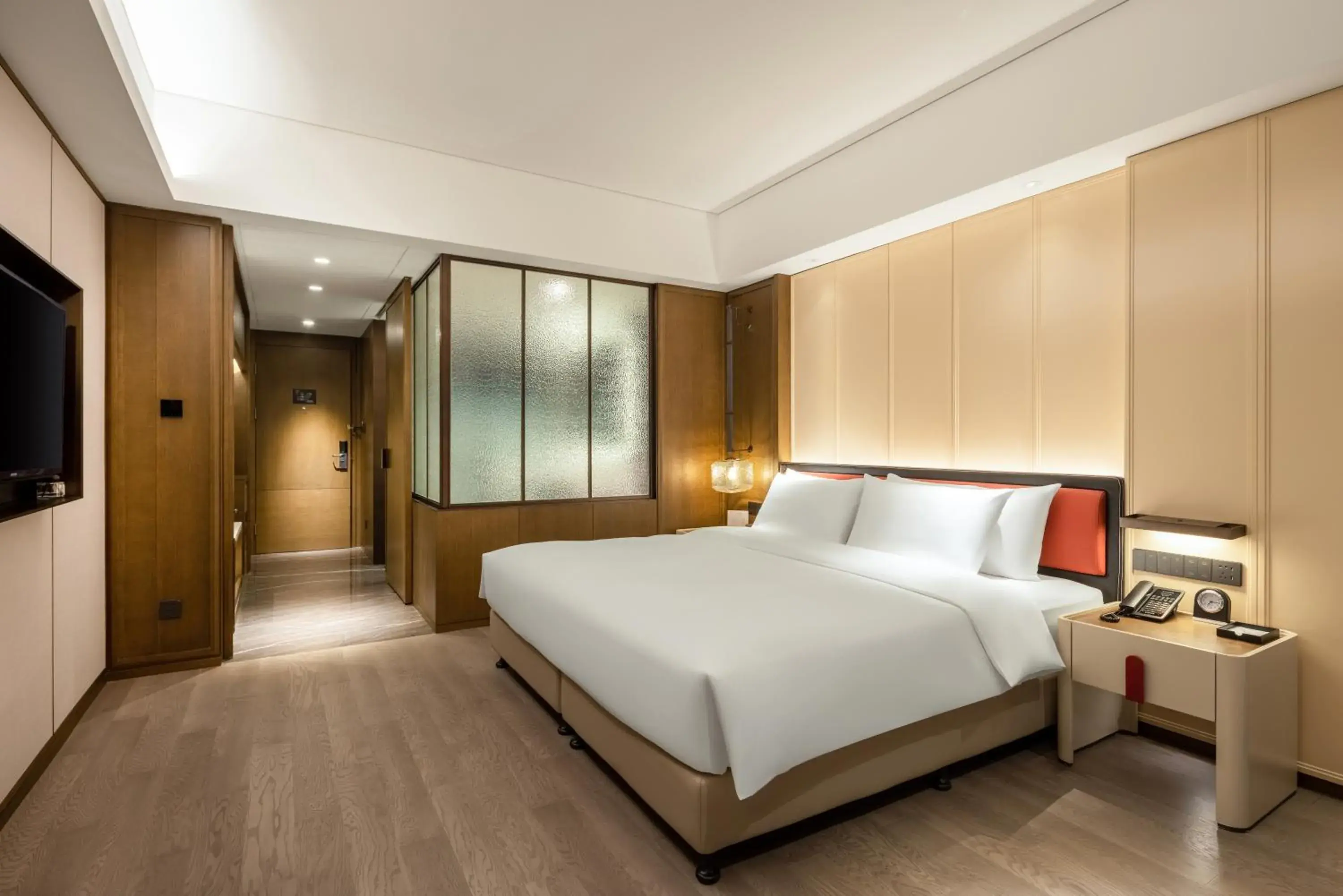 Photo of the whole room, Bed in Swissôtel Shenyang