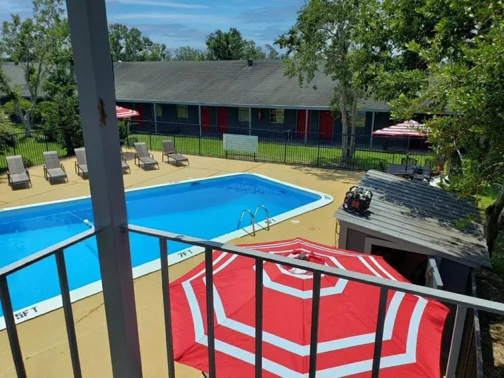 Swimming pool, Pool View in Red Carpet Inn Houma